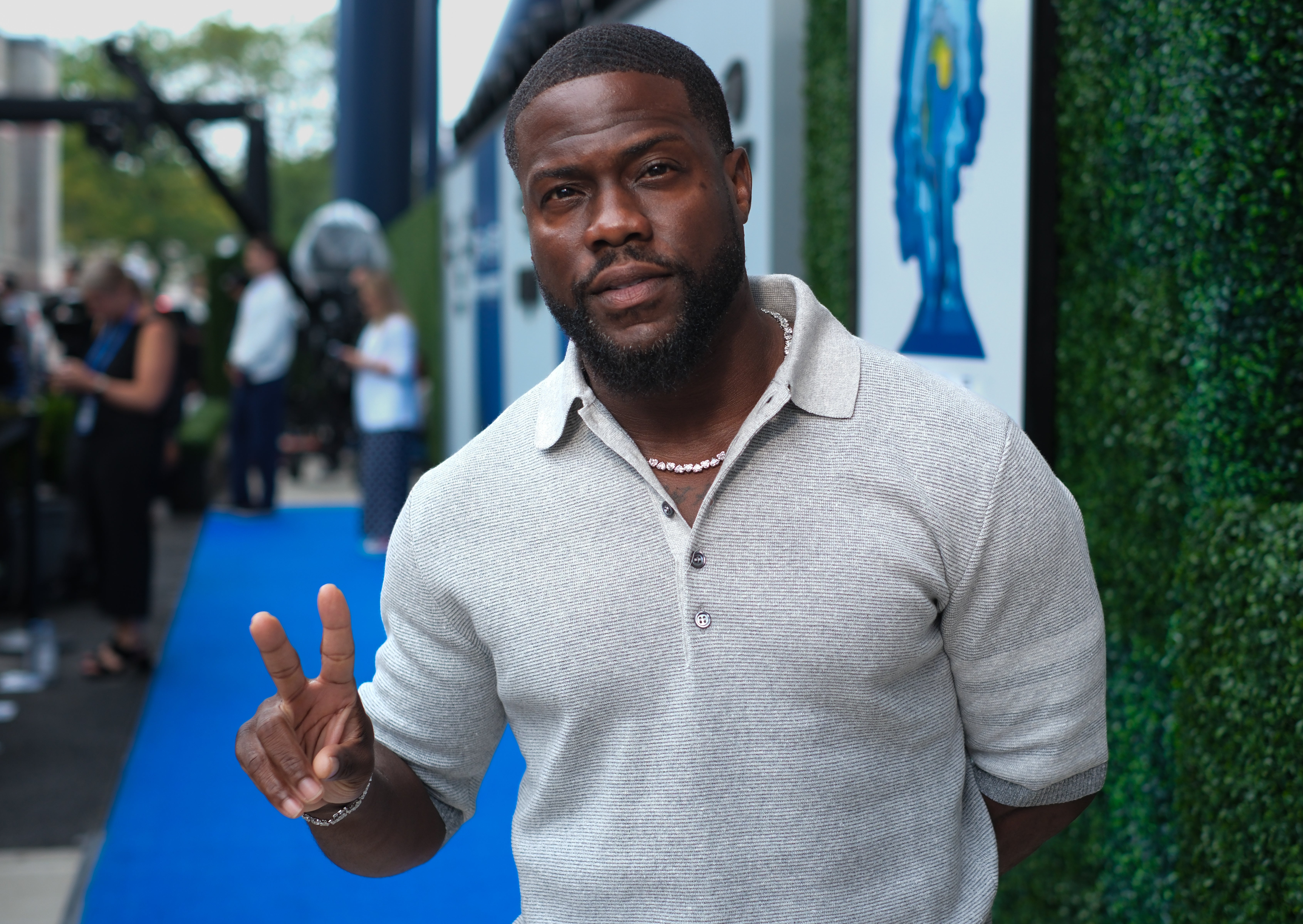 Kevin Hart throws up a peace sign at the 2025 U.S. Open men's final