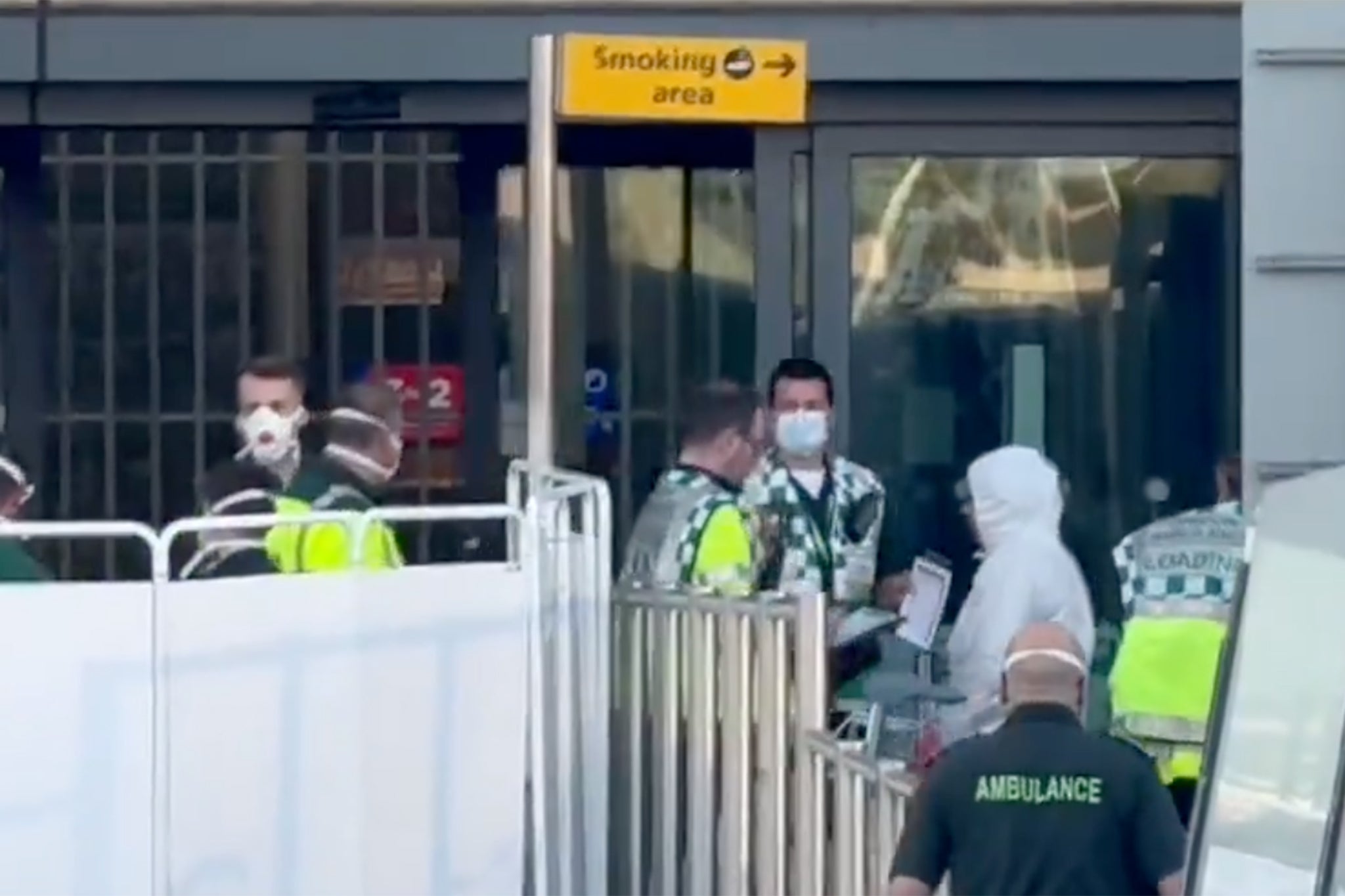 星期一，危险品诉讼的人员进入4号航站楼