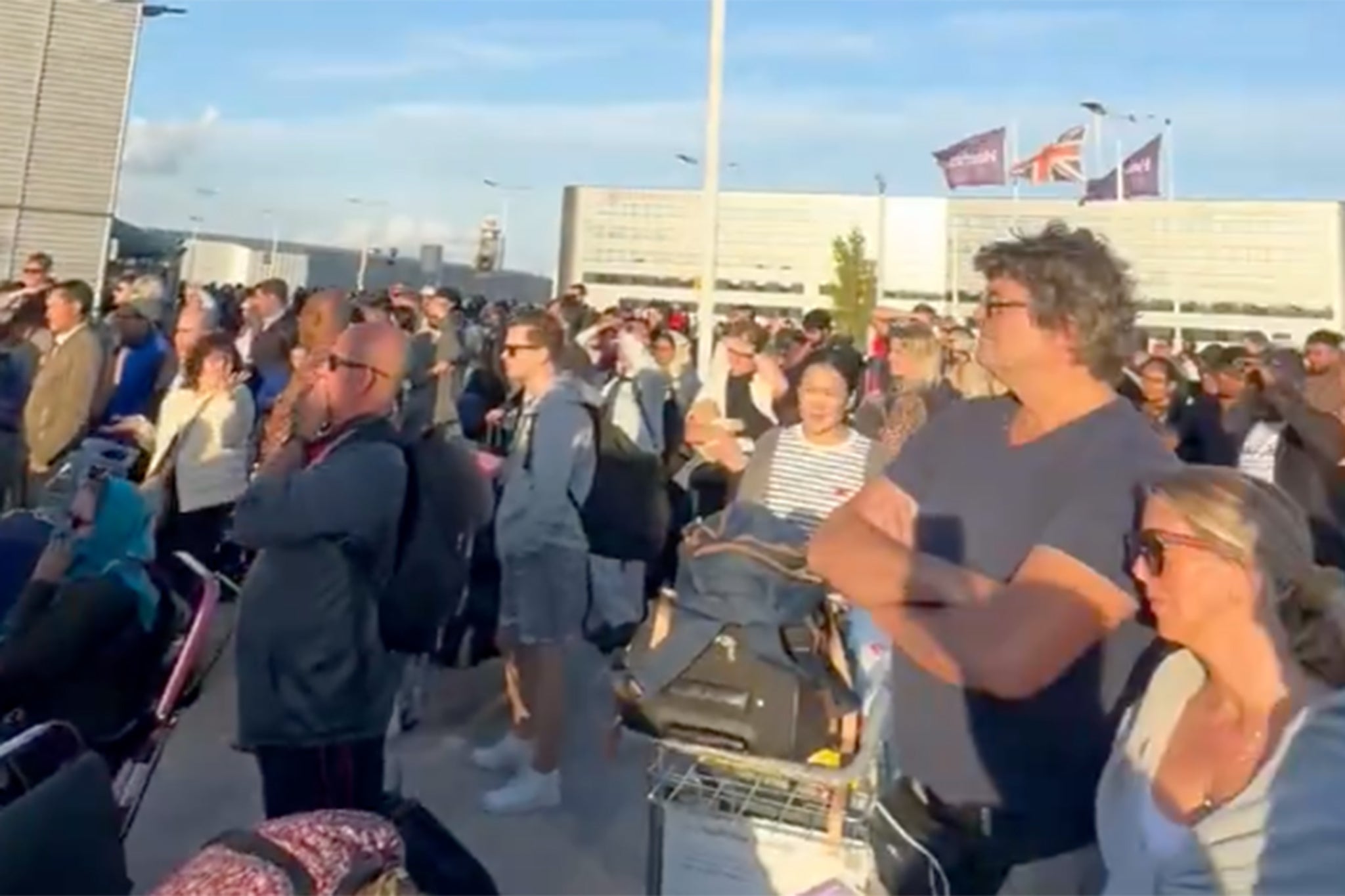 “陆地”乘客被搬到希思罗机场码头外