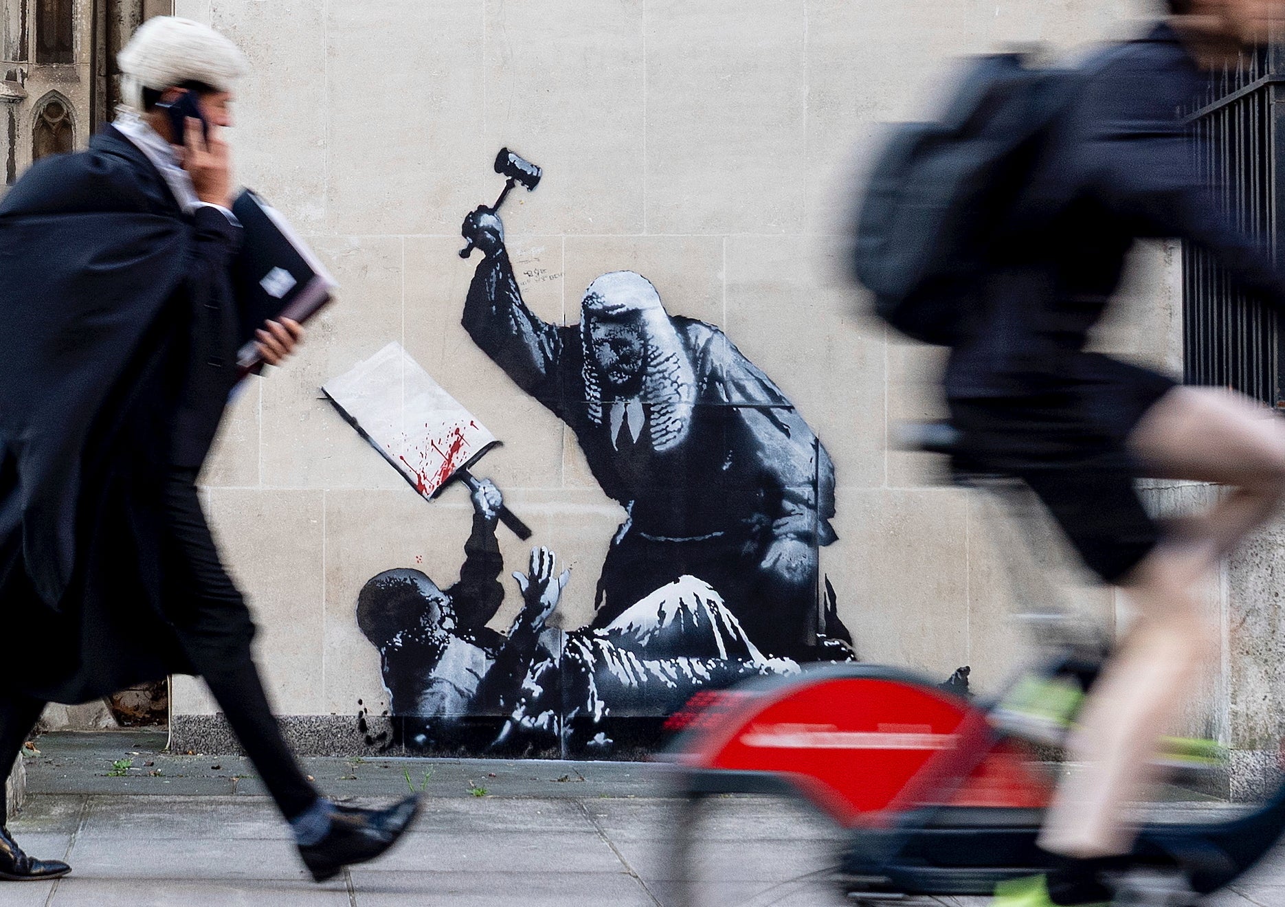 Banksy’s latest artwork appeared on the Royal Courts of Justice in London on Monday