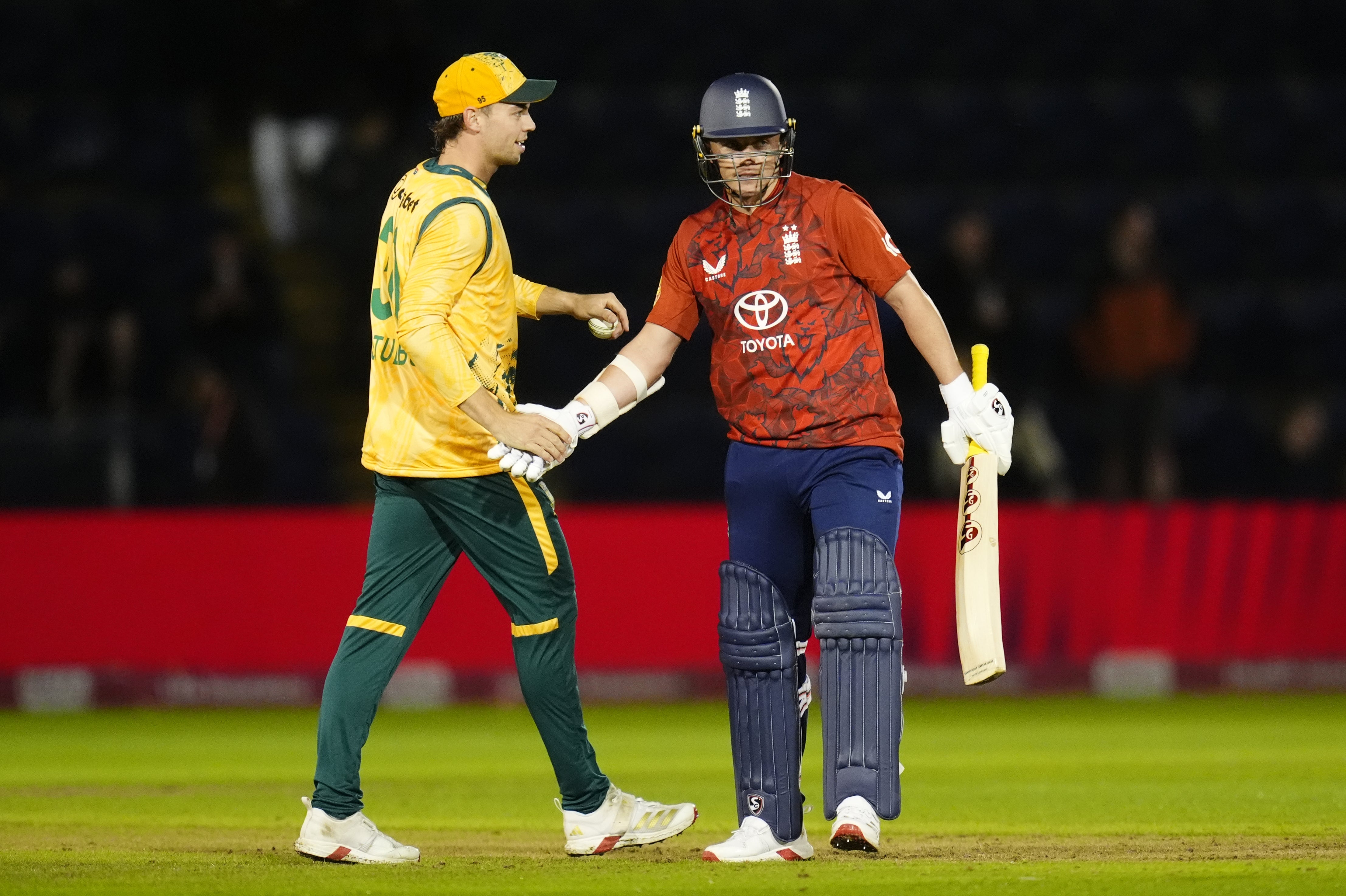 Anglie Sam Curran třese rukou Jihoafrického Corbin Bosch (Nick Potts/PA)