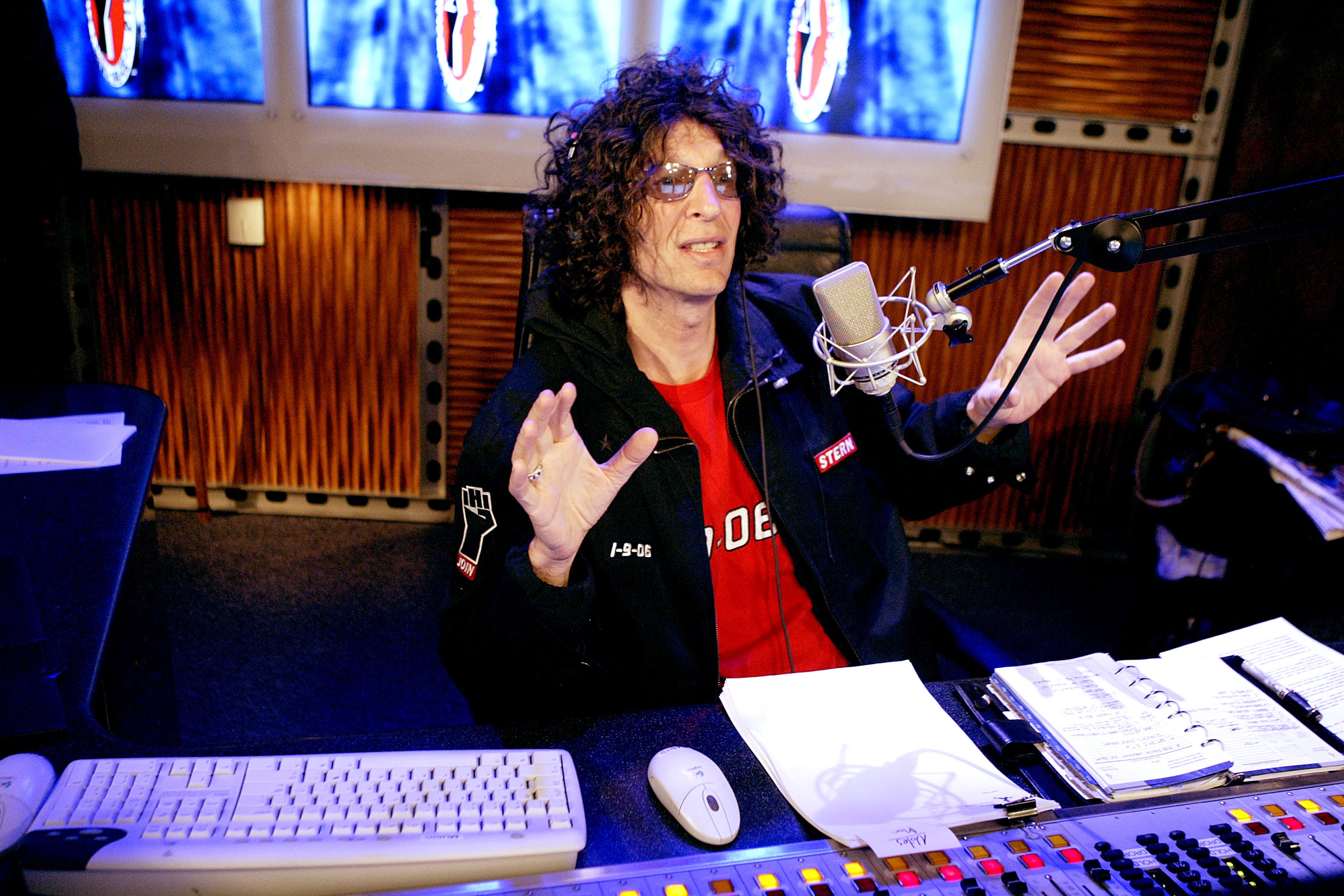 Howard Stern makes his Sirius radio debut in 2006
