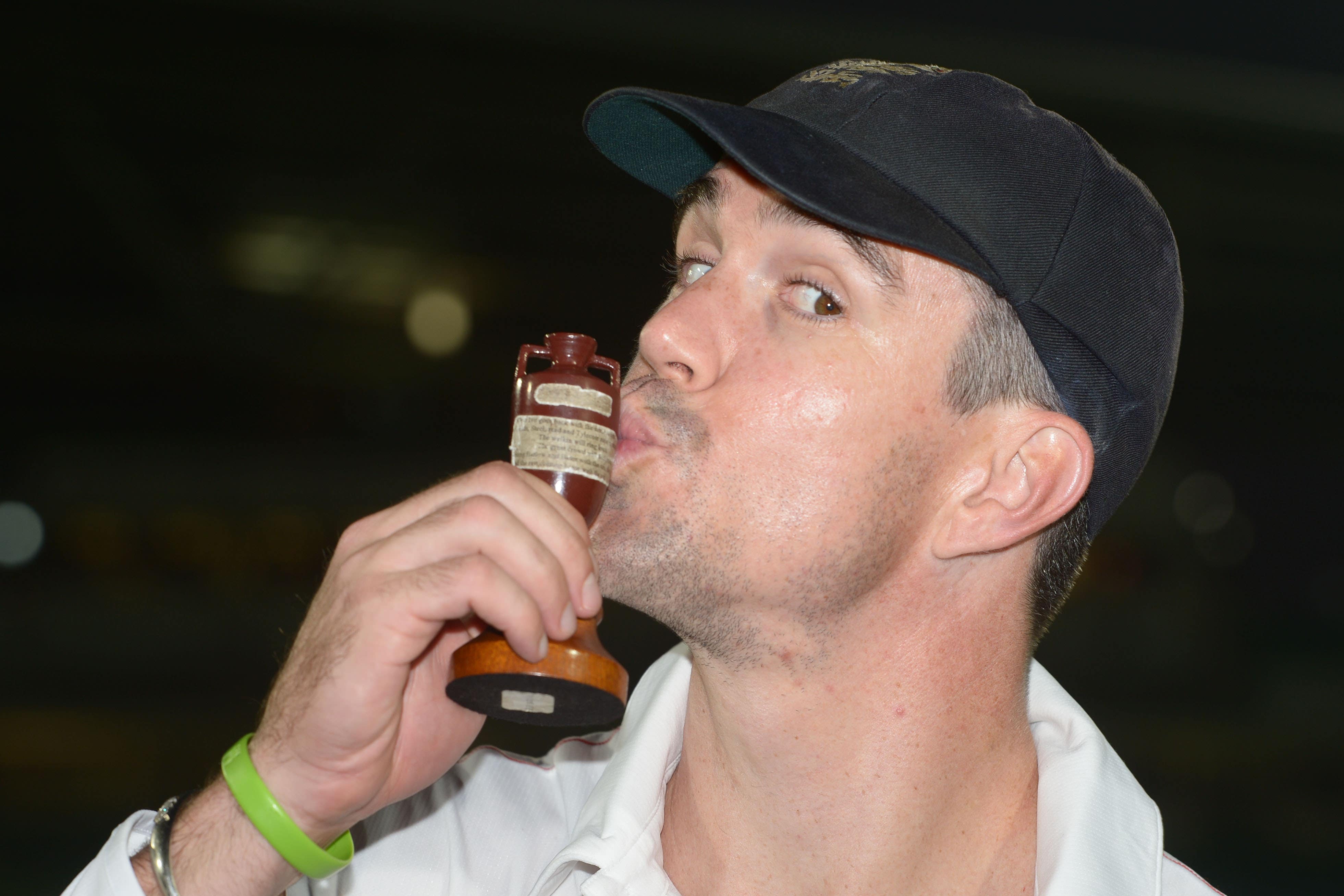 England’s Kevin Pietersen kisses the Ashes urn after a drawn fifth 2005 Ashes Test at the Oval secured a 2-1 series win over Australia (Adam Davy/PA).