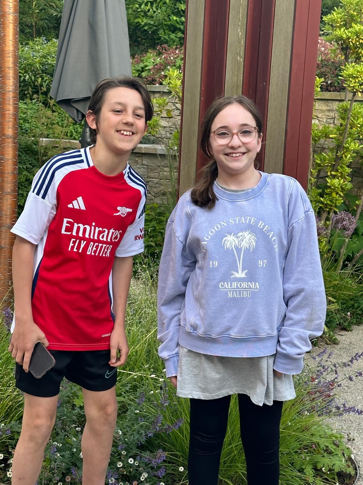 Jessie-Lou se svým přítelem Teddym v Horatiově zahradě Stoke Mandeville