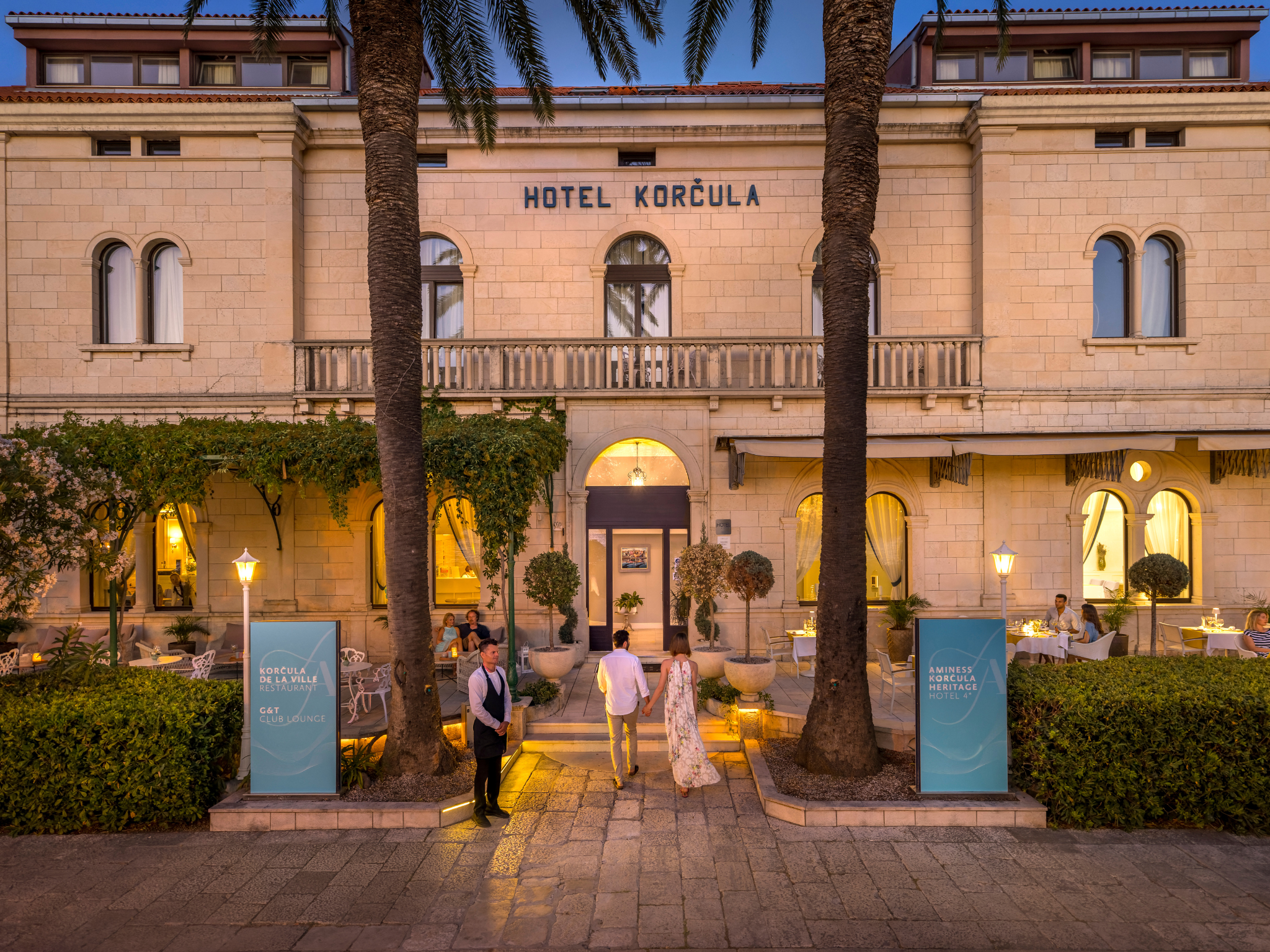 The hotel’s facade looks just like it did in 1912