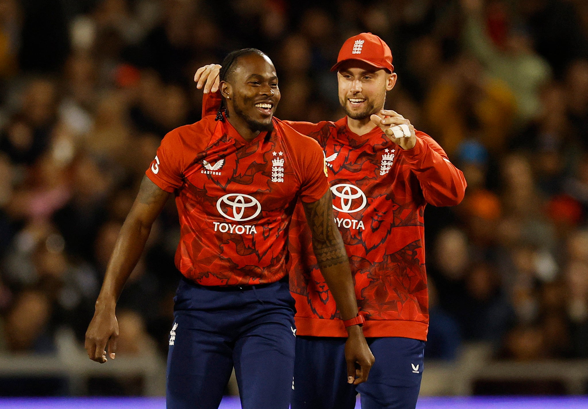 Anglie's Jofra Archer slaví poté, co vzal branku Marco Jansen