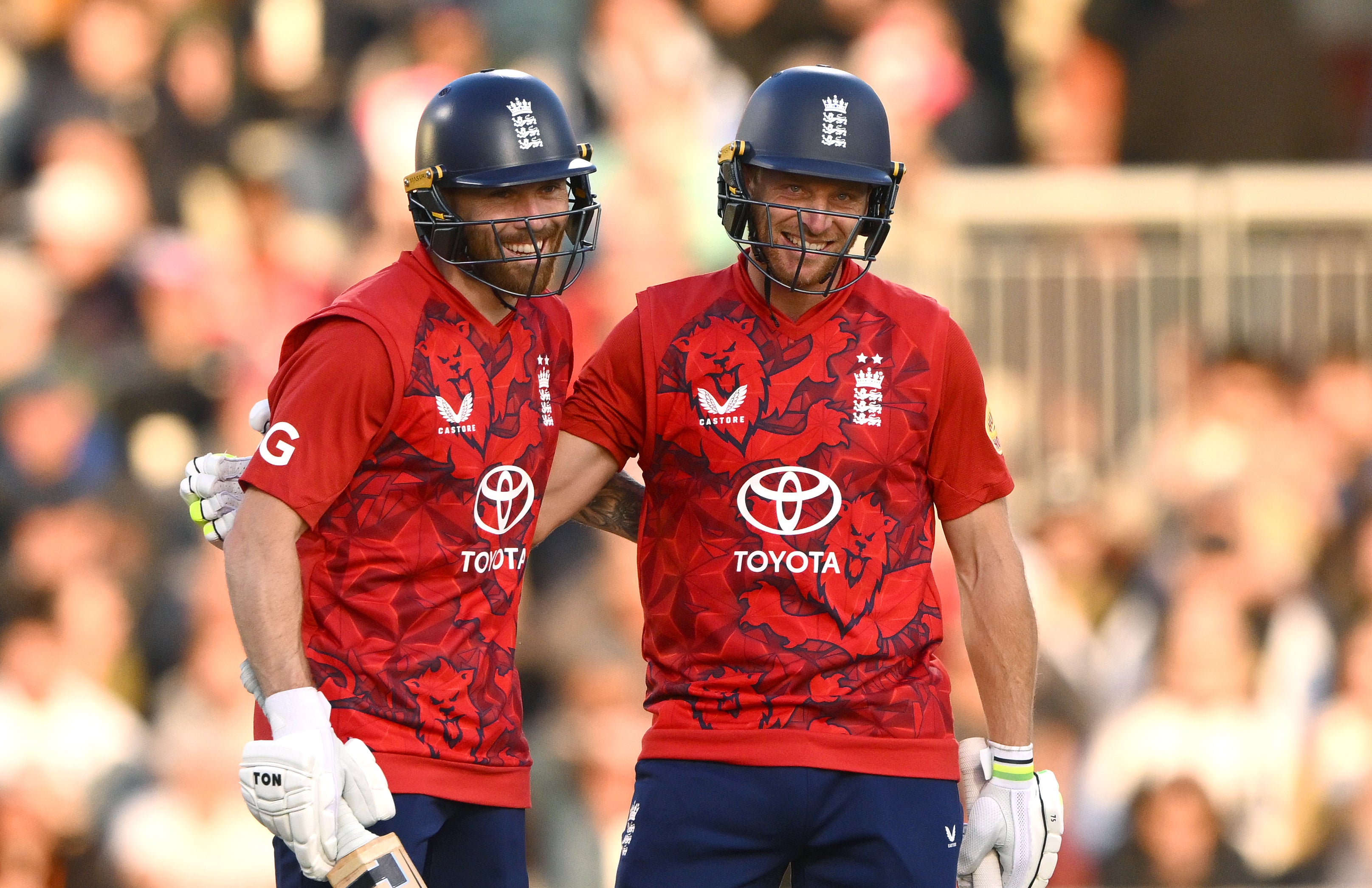 Phil Salt a Jos Buttler slaví své partnerství století