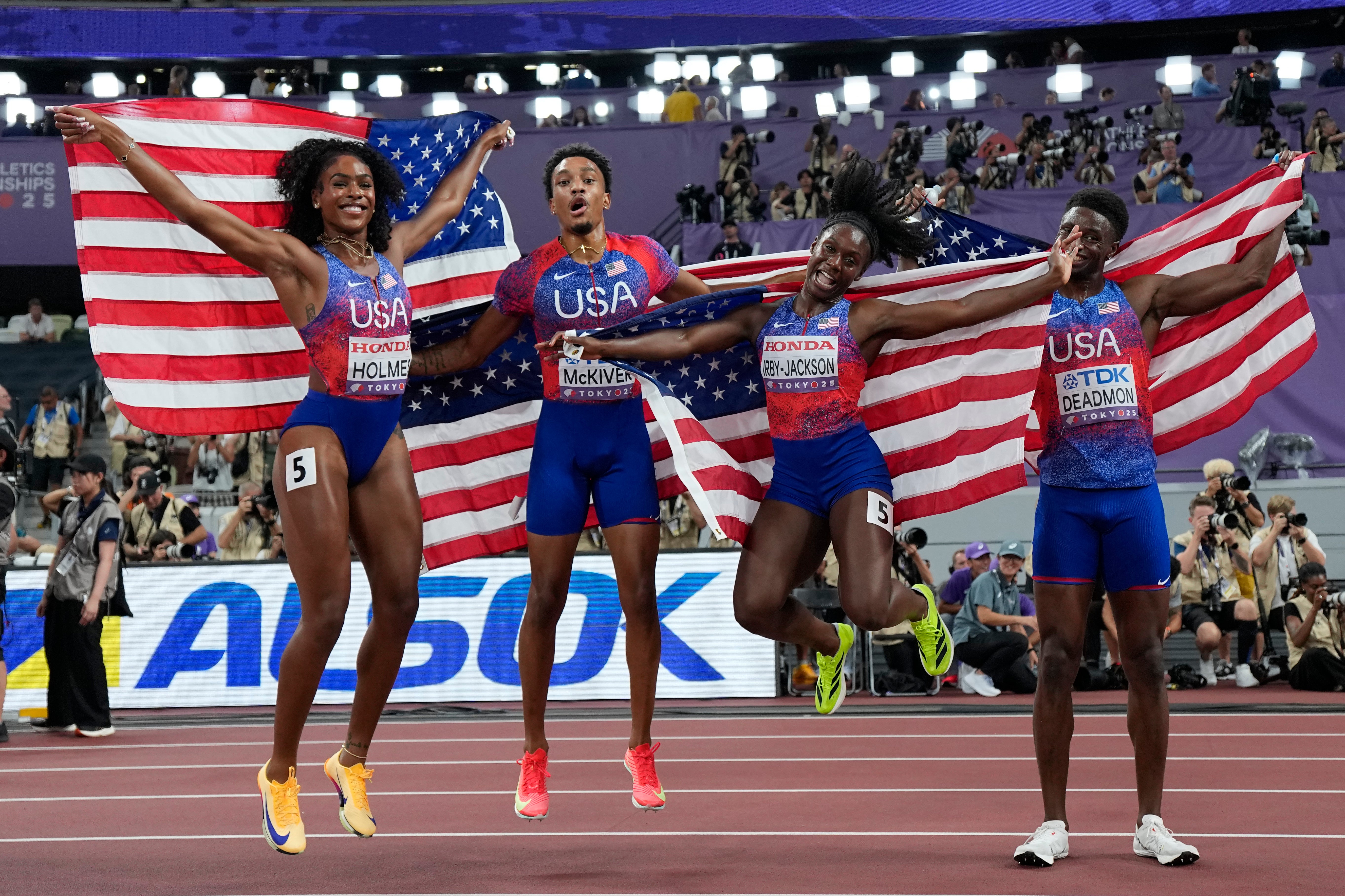United States’ Alexis Holmes, Jenoah McKiver, Lynn Irby-Jackson and Bryce Deadmon pose after winning the gold medal in the mixed 4 X 400 meters relay final