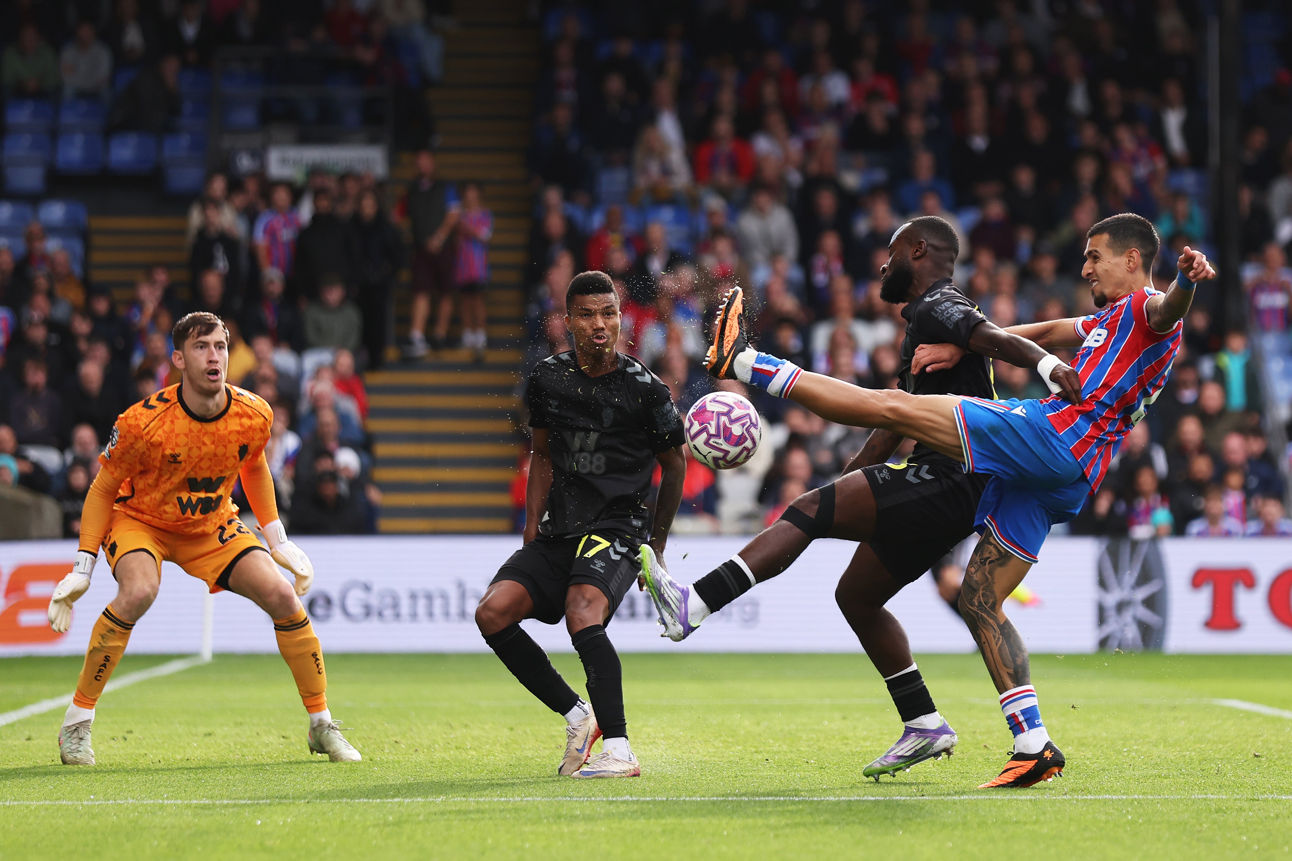 Daniel Munoz of Crystal Palace shoots whilst under pressure from Lutsharel Geertruida
