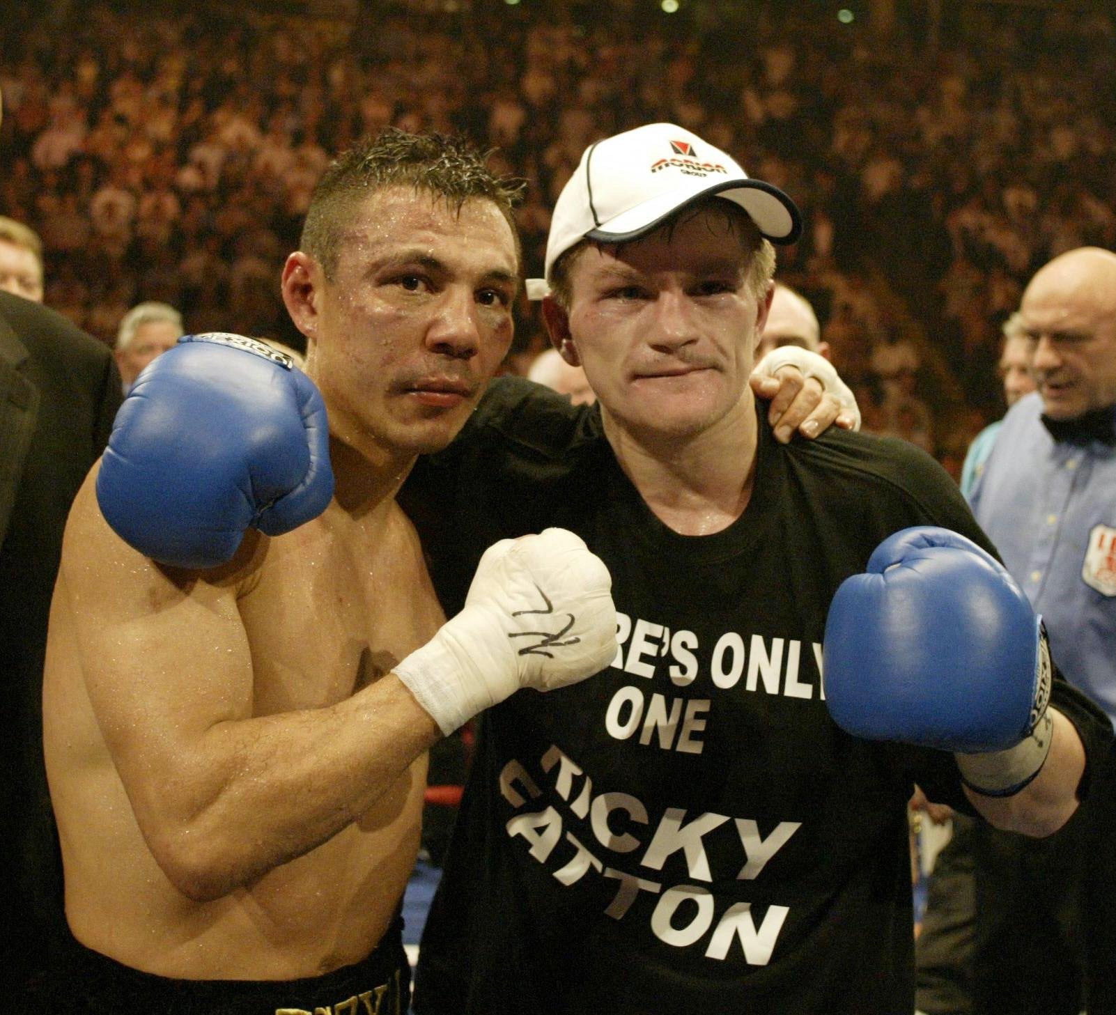 Hatton představuje s Kostya Tszyu poté, co si v červnu 2005 vyžádal titul IBF Light-Welterweight (Nick Potts/PA)