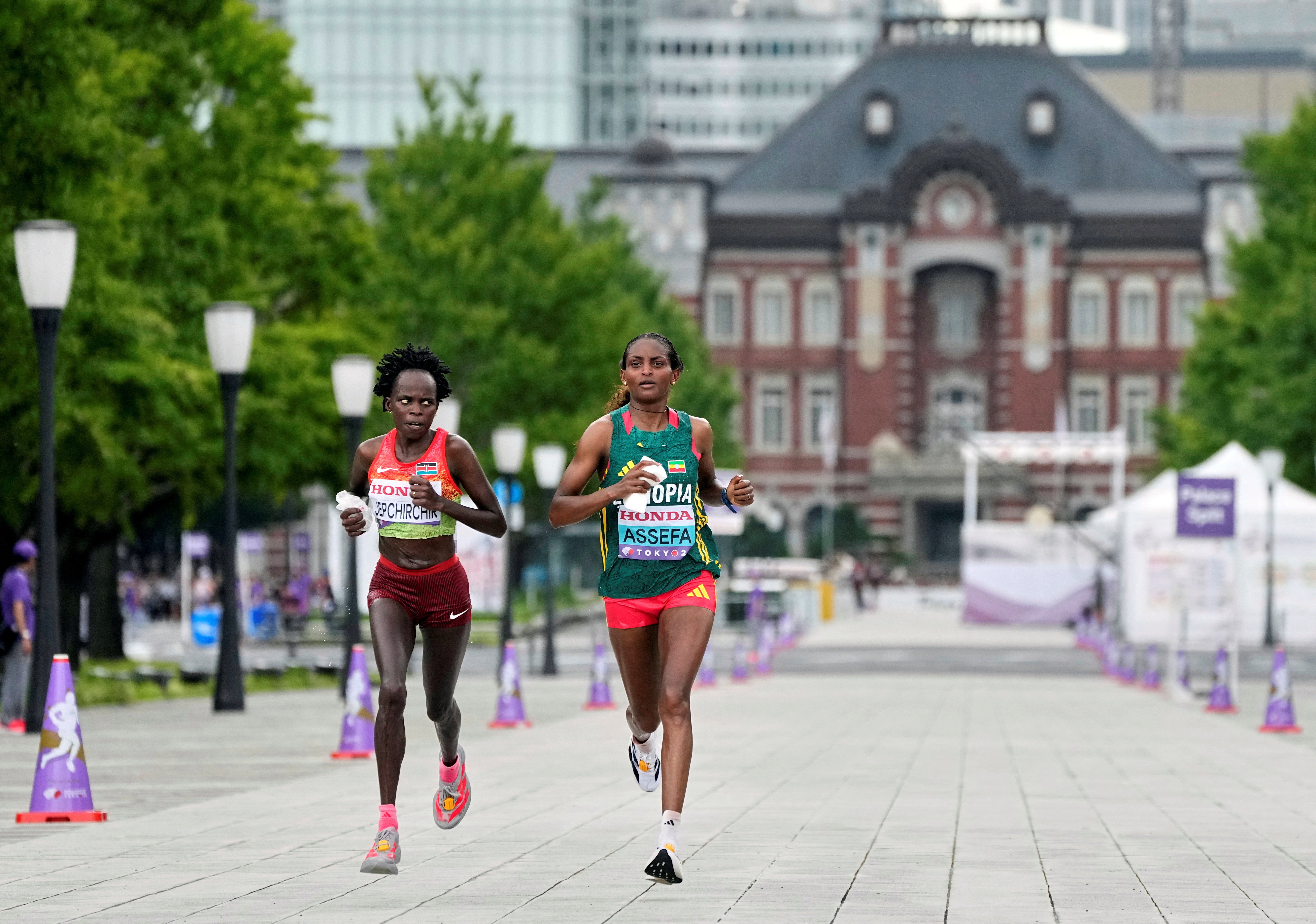 Kenya's Peres Jepchirchir and Ethiopia's Tigst Assefa in action
