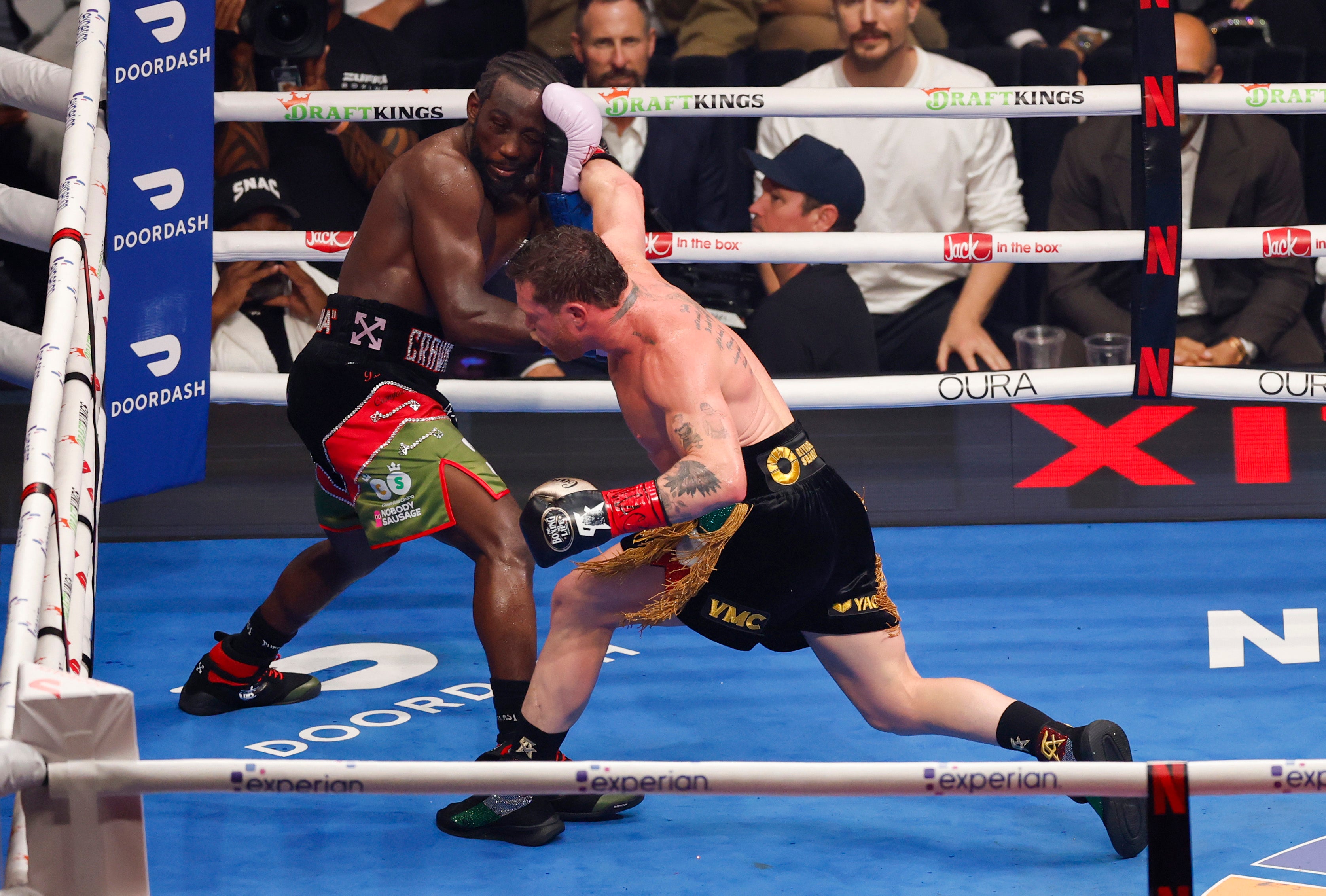 Canelo attempted sporadic but powerful offence