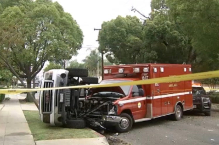 Um homem foi preso após um roubo de ambulância de uma polícia esfaqueando uma faca mortal perto de uma escola na Califórnia
