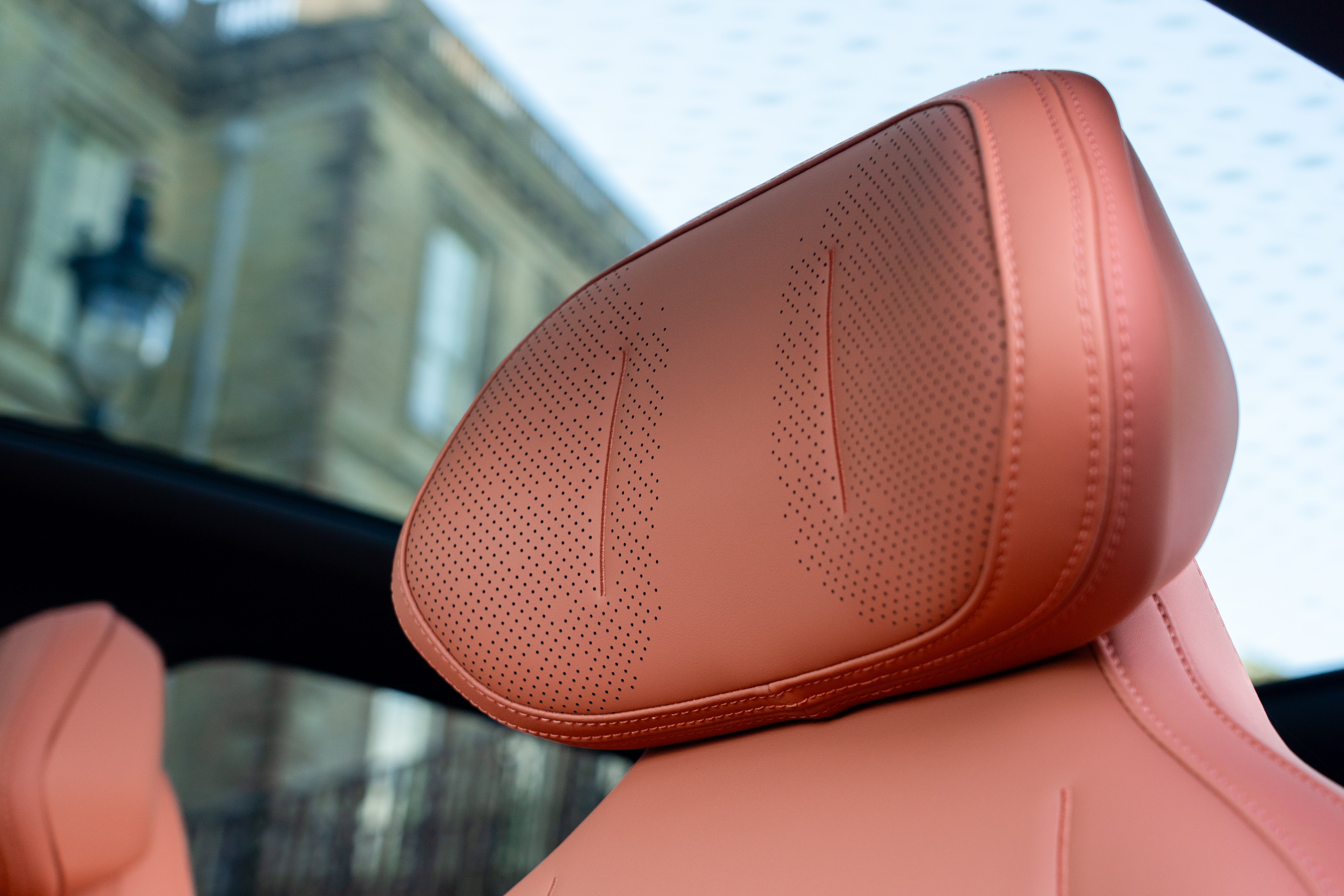 Headrest speakers in the Deepal S07 make it easier to use the phone in the car