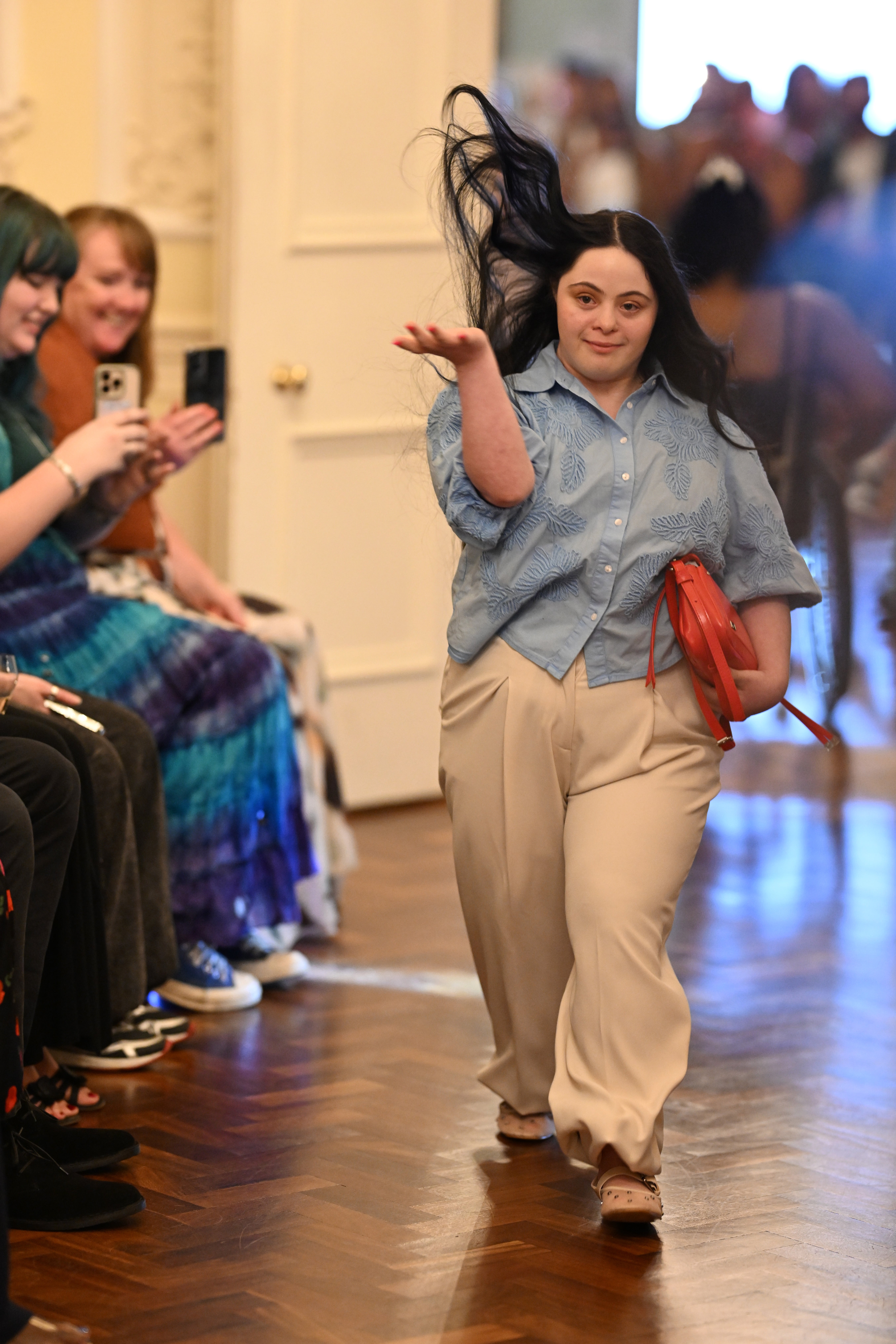 Ellie Goldstein na passarela, fotografada em 2025