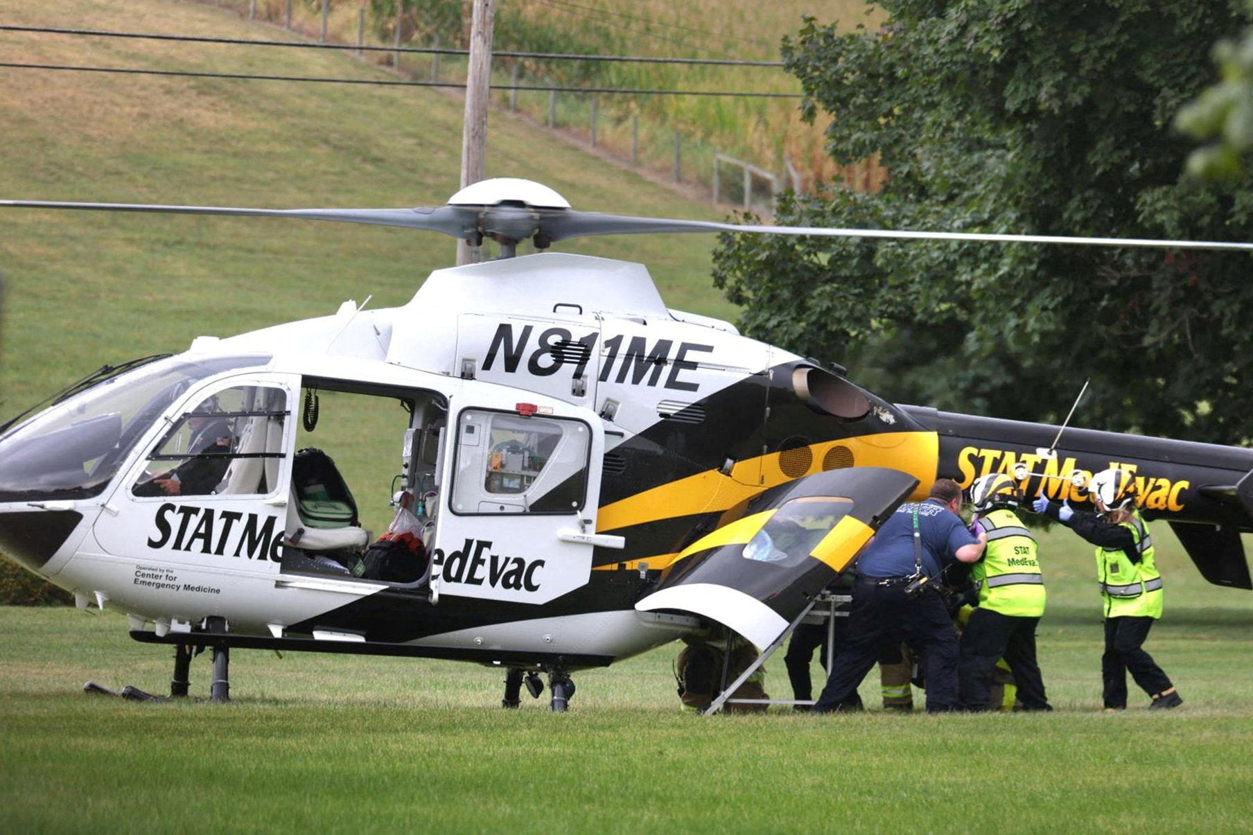 O município de Codorus, no norte do condado de York, é encaminhado a um policial como um helicóptero Medwack depois de atirar