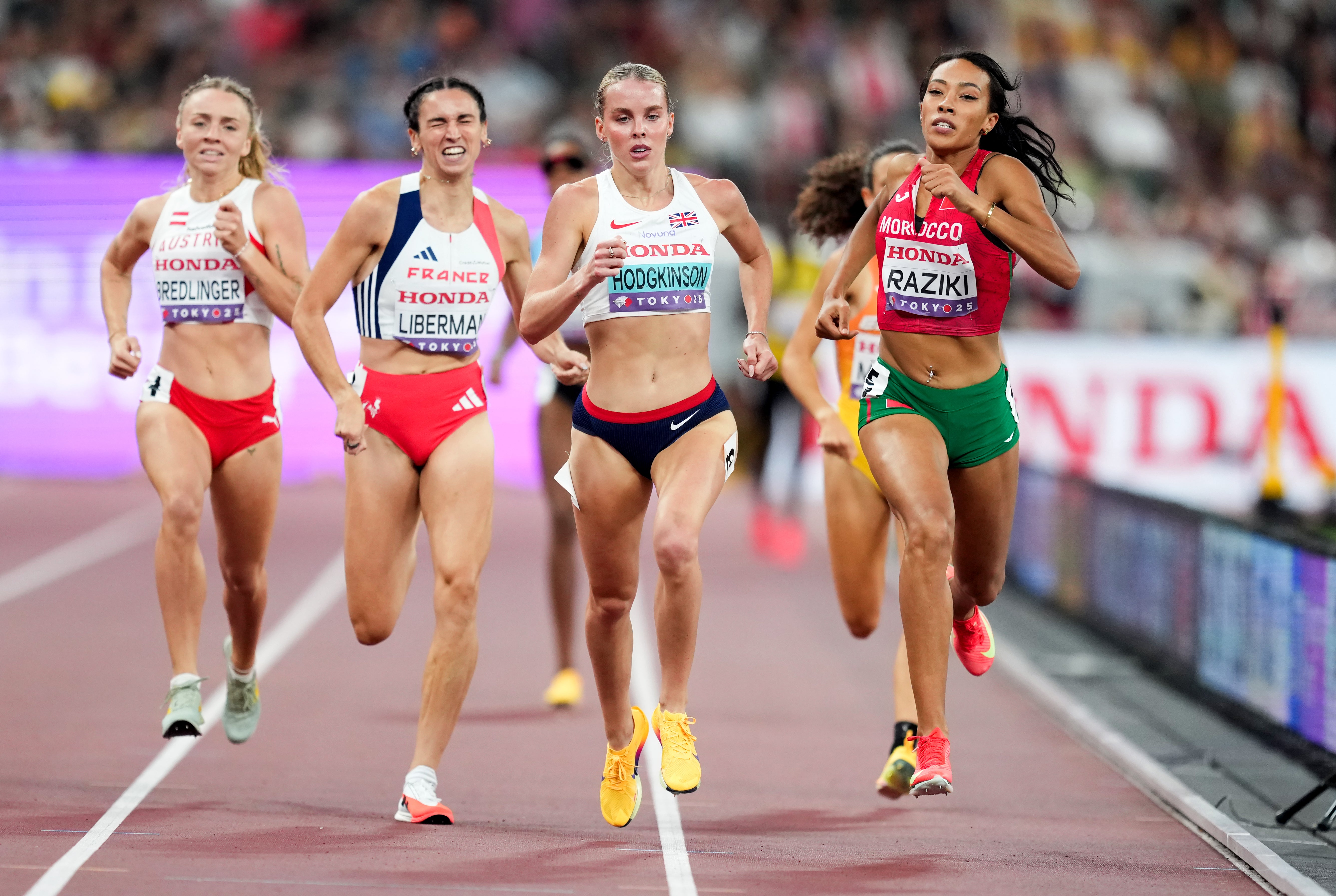 Keely Hodgkinson looked in control as he won her heat