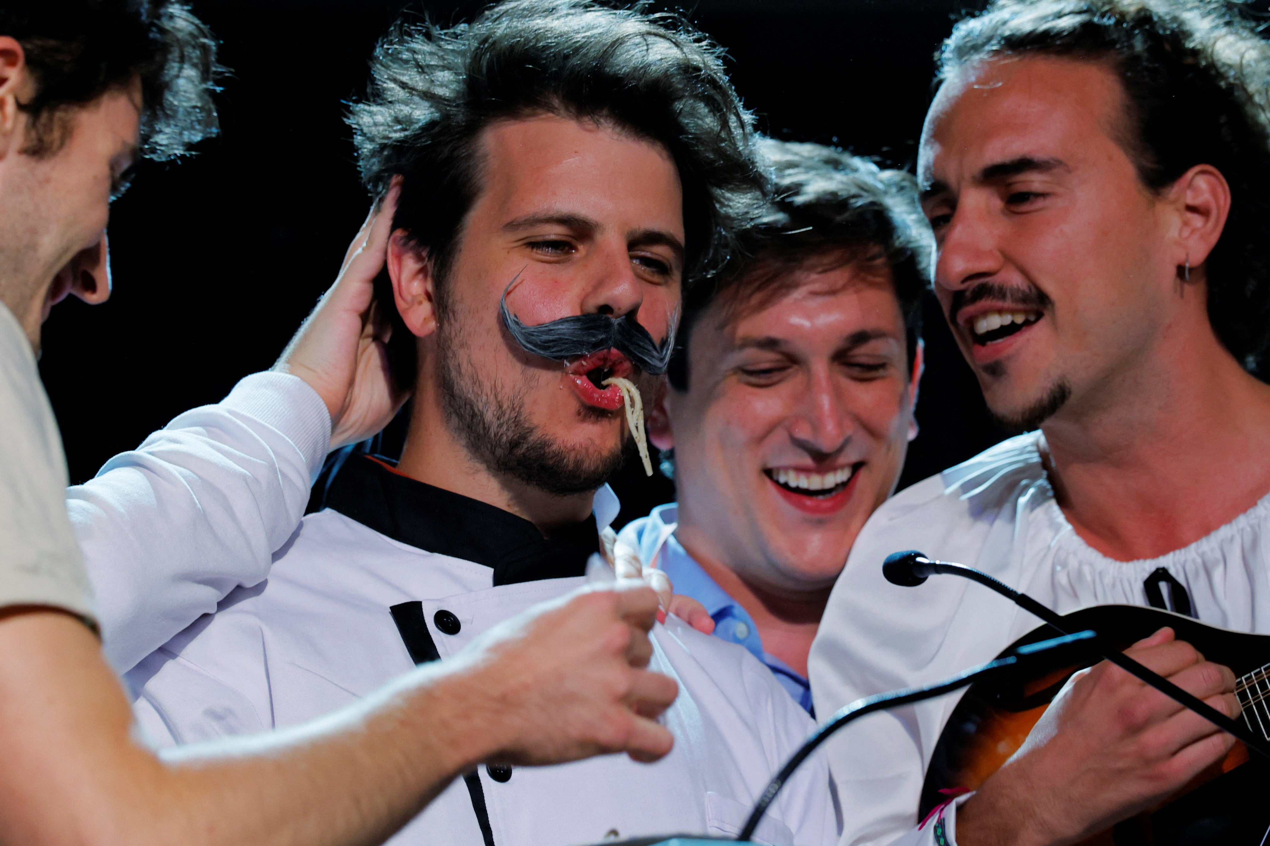 Researchers eat pasta as they accept the Physics Prize for their study to cook pefect Cacio and Pepe Sauce