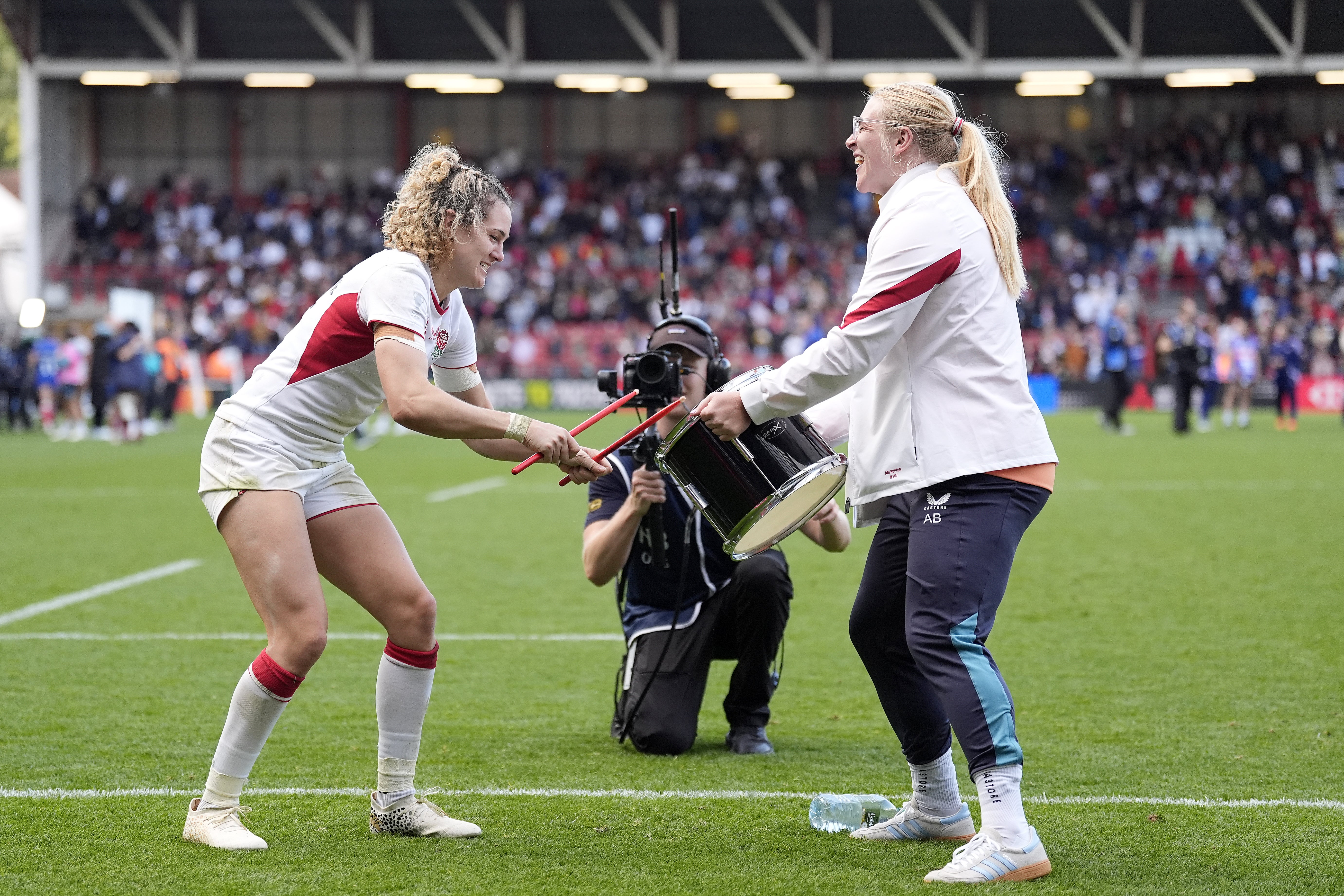 Figures like Ellie Kildunne (left) will hope to harness the home crowd for England