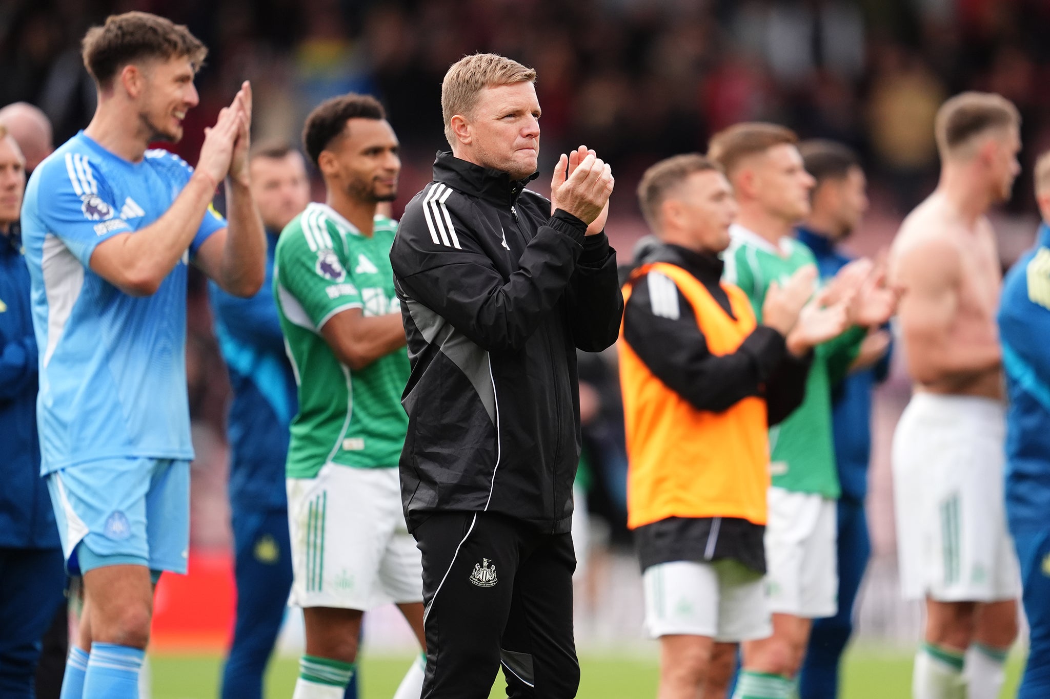 <p>Eddie Howe applauds the fans after Newcastle’s tepid draw at Bournemouth</p>