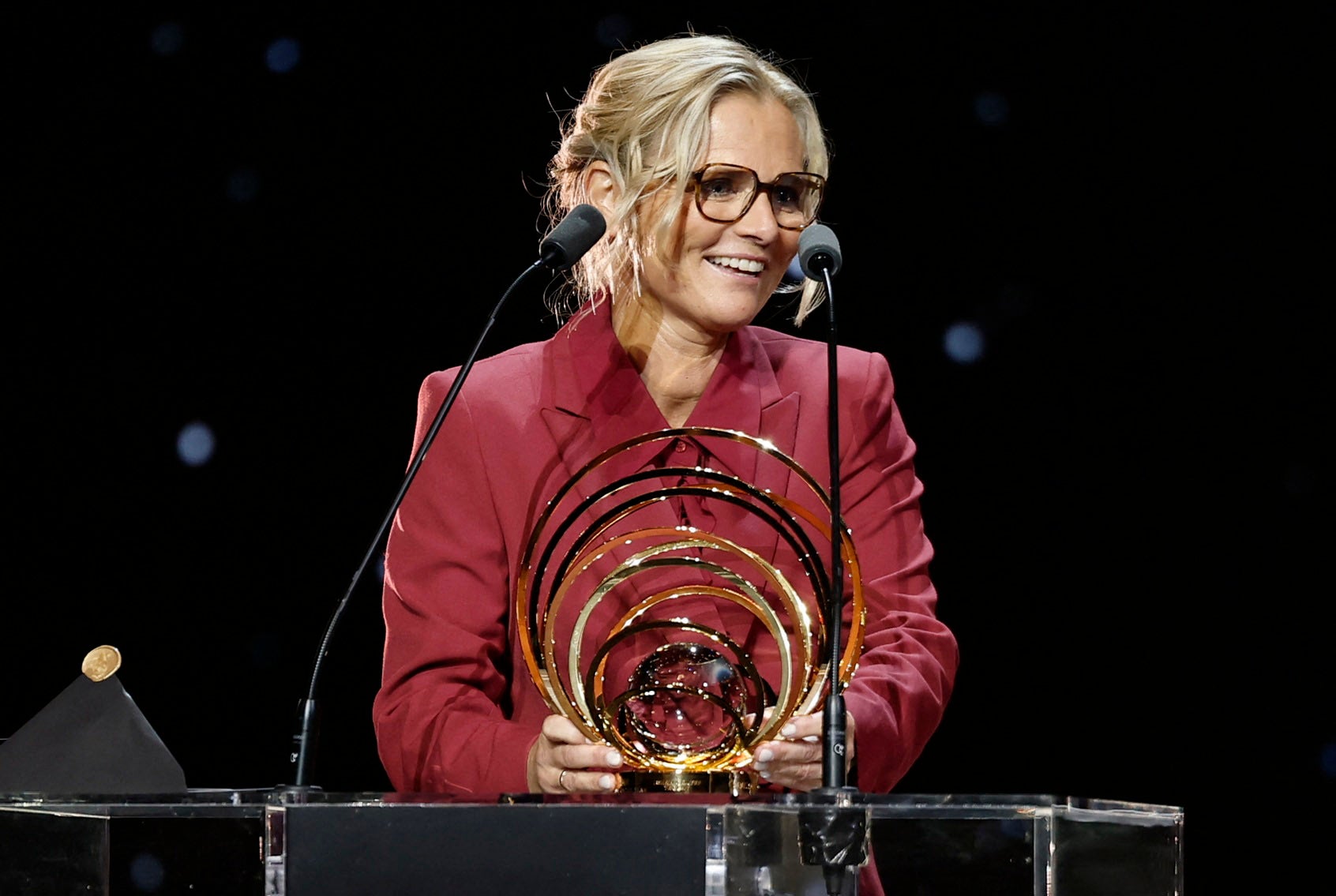 Sarina Wiegman won the Johan Cruyff trophy at the Ballon d’Or