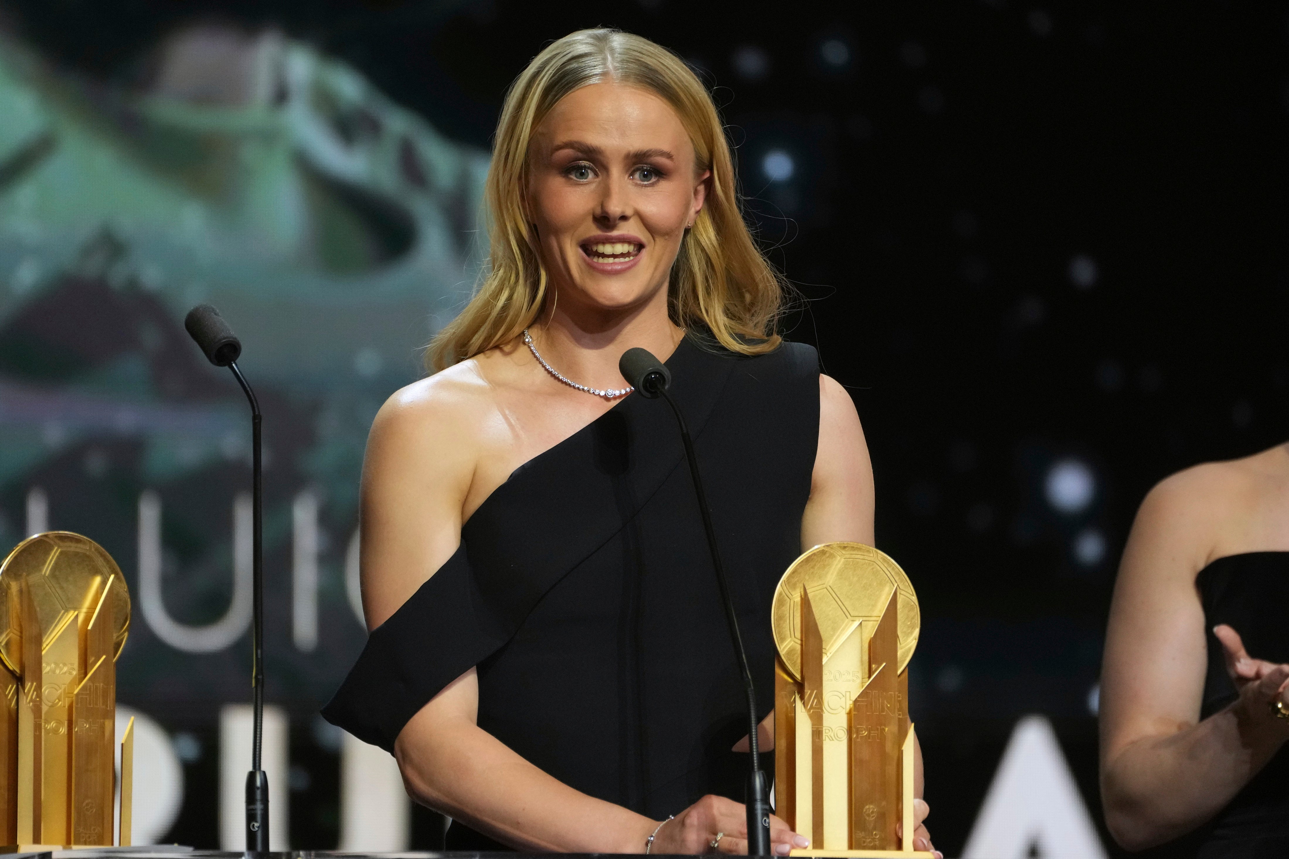 Hannah Hampton Anglie a Chelsea obdrží trofej Yashin