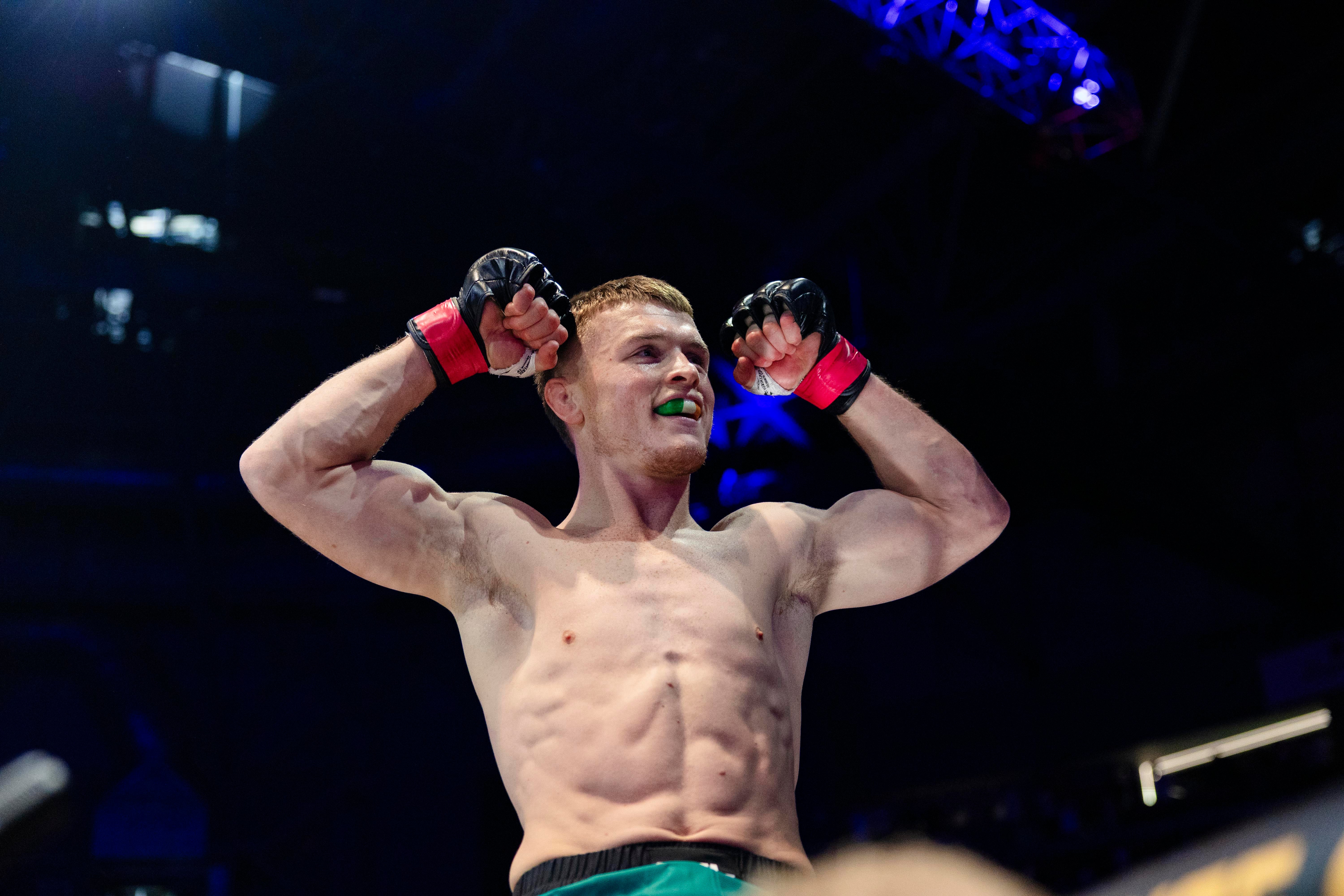 Hughes létá vlajkou pro irskou MMA