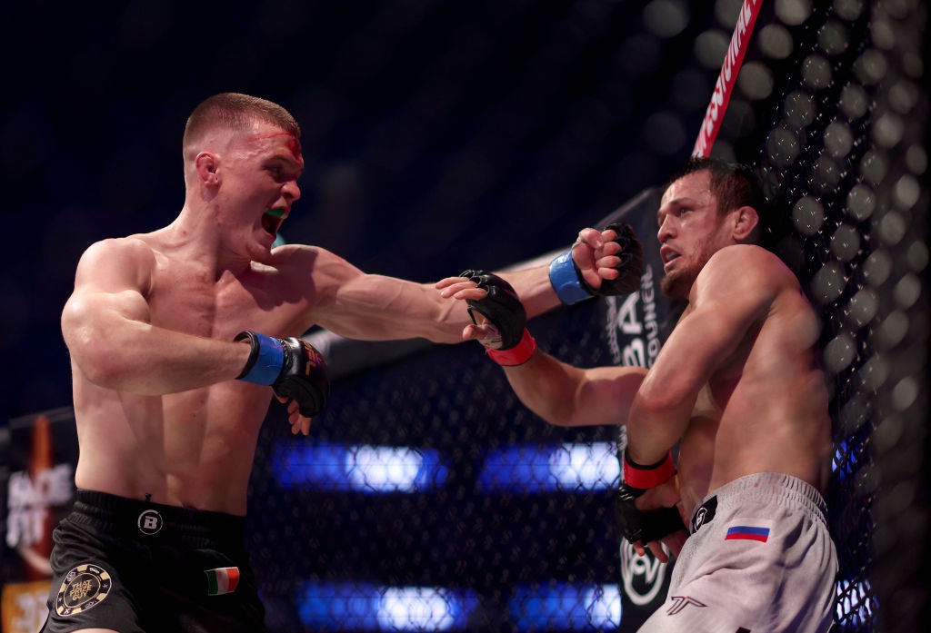 Paul Hughes a Usman Nurmagomedov se v prvním boji dali na klasiku