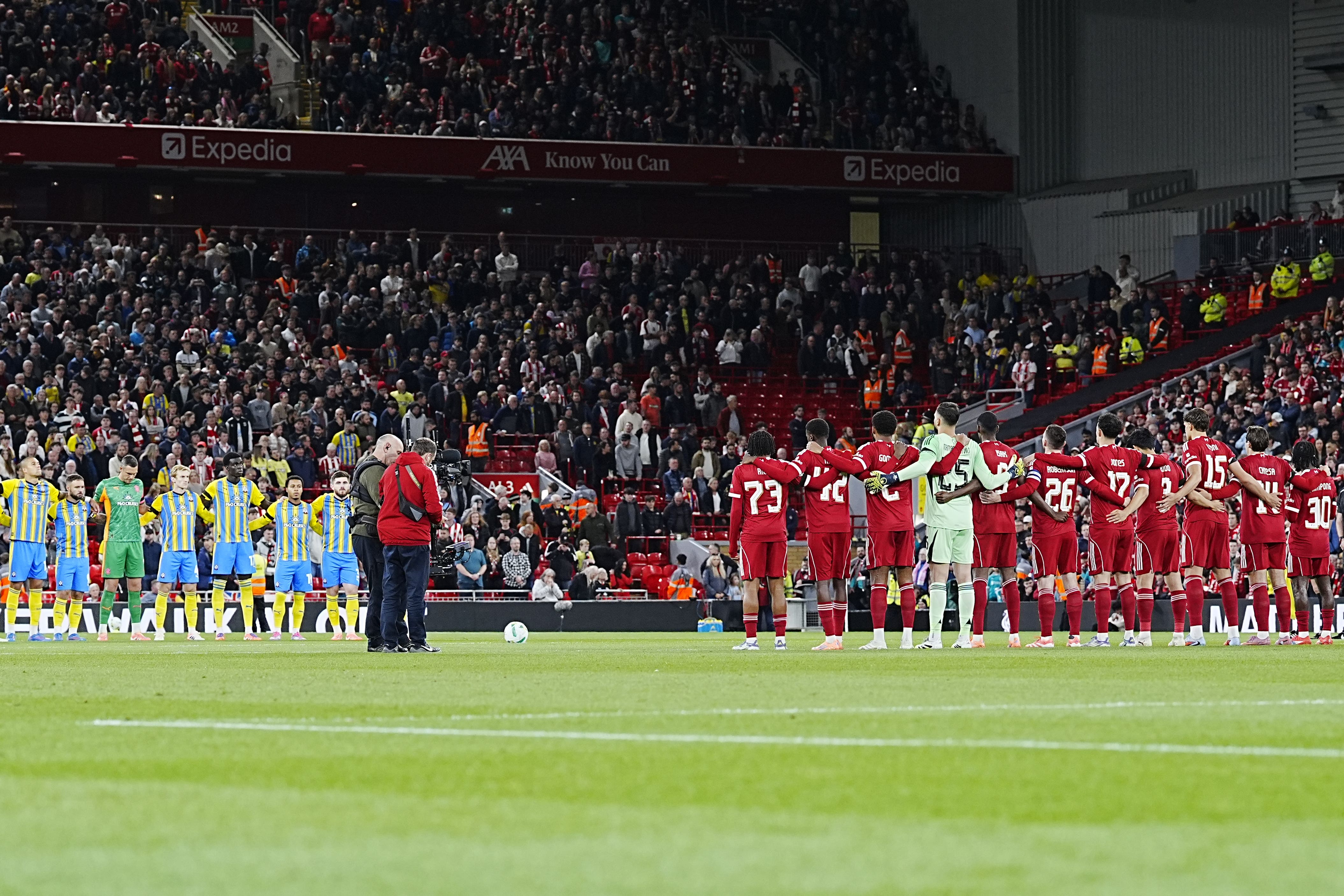 Liverpool and Southampton players line up for a minute’s silence in memory of Matt Beard (Peter Byrne/PA)
