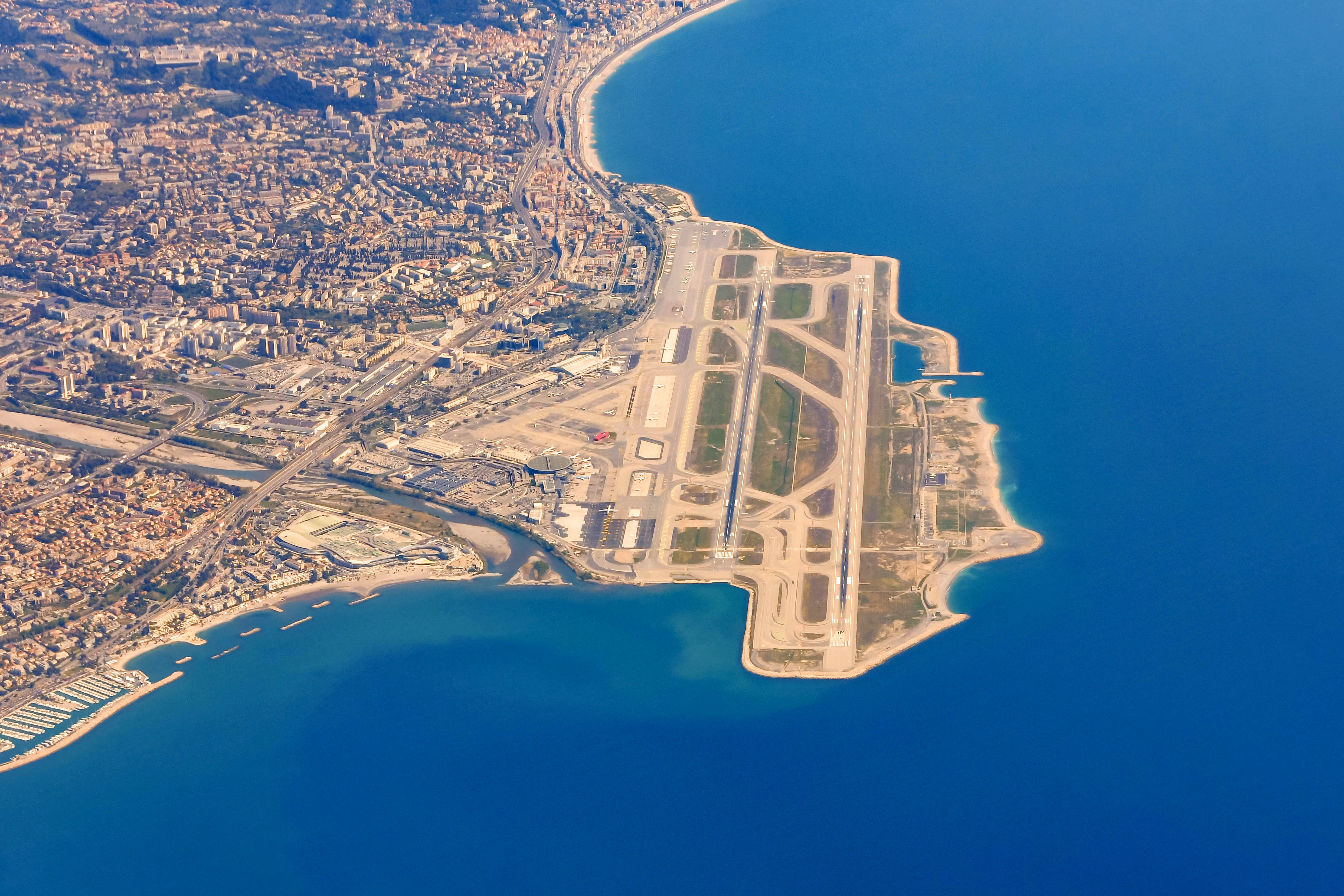 Nice Côte d’Azur airport has two close parallel runways