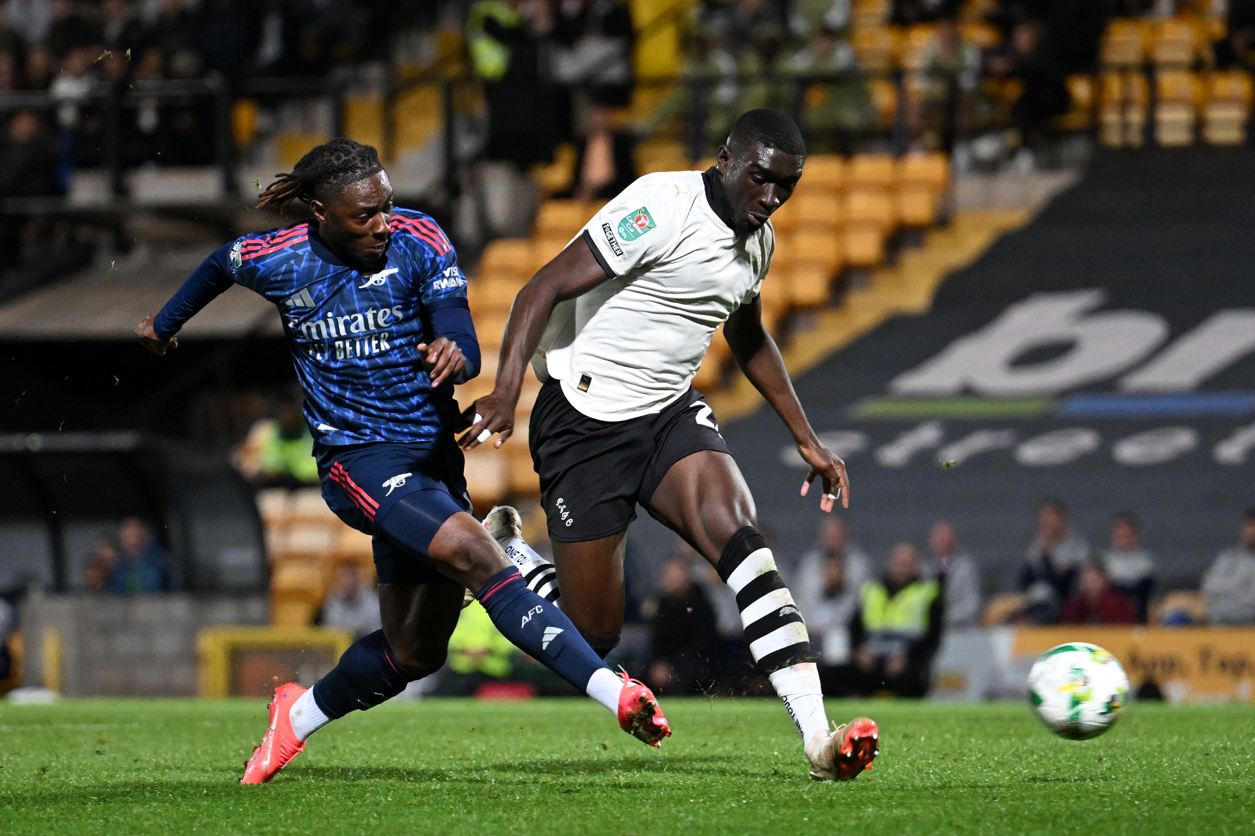 Eberechi Eze vstřelil svůj první gól pro Arsenal, když porazili Port Vale 2-0 v Carabao Cupu