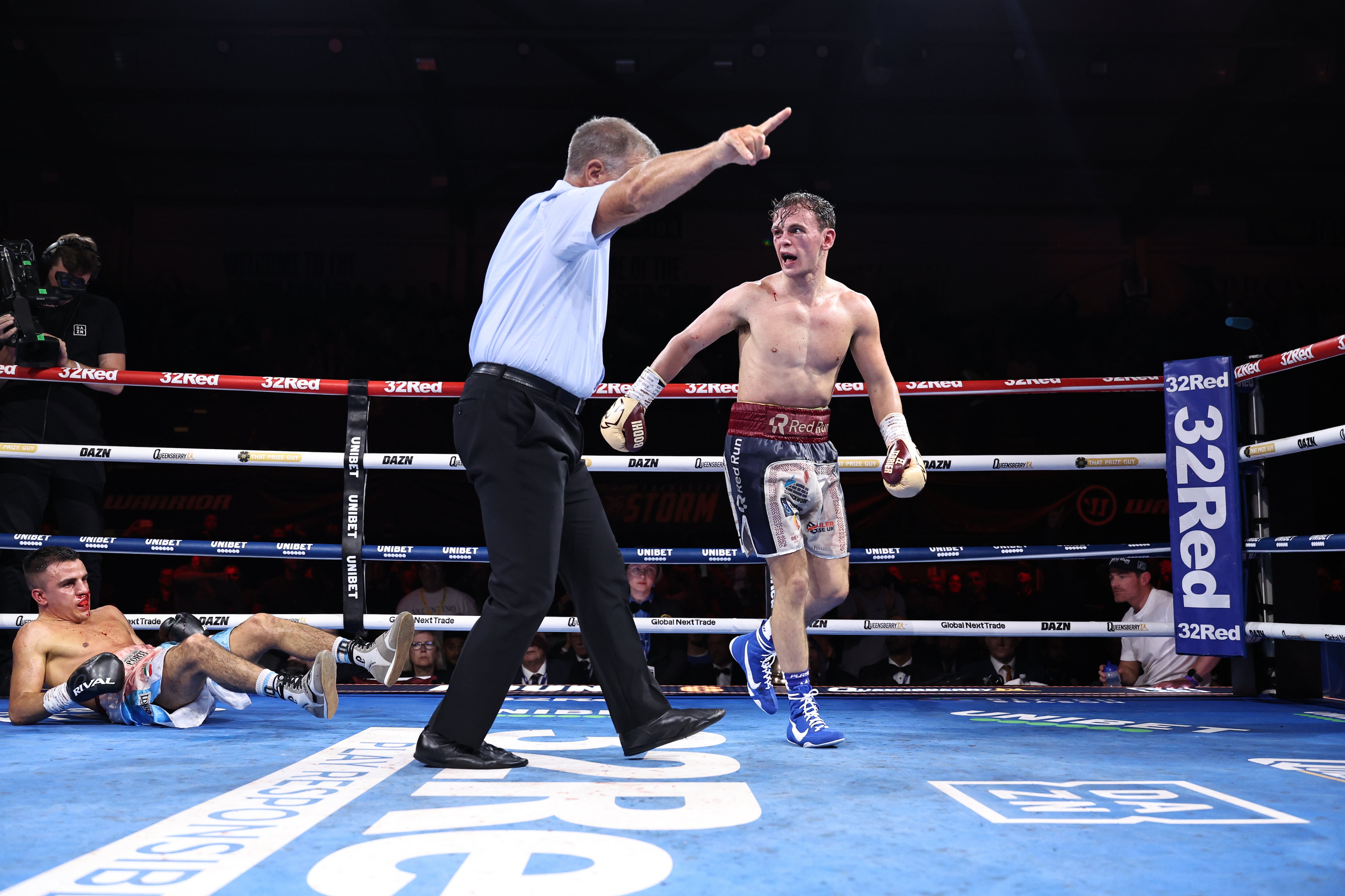 Jack Turner knocks down Nicolas Agustin Muguruza