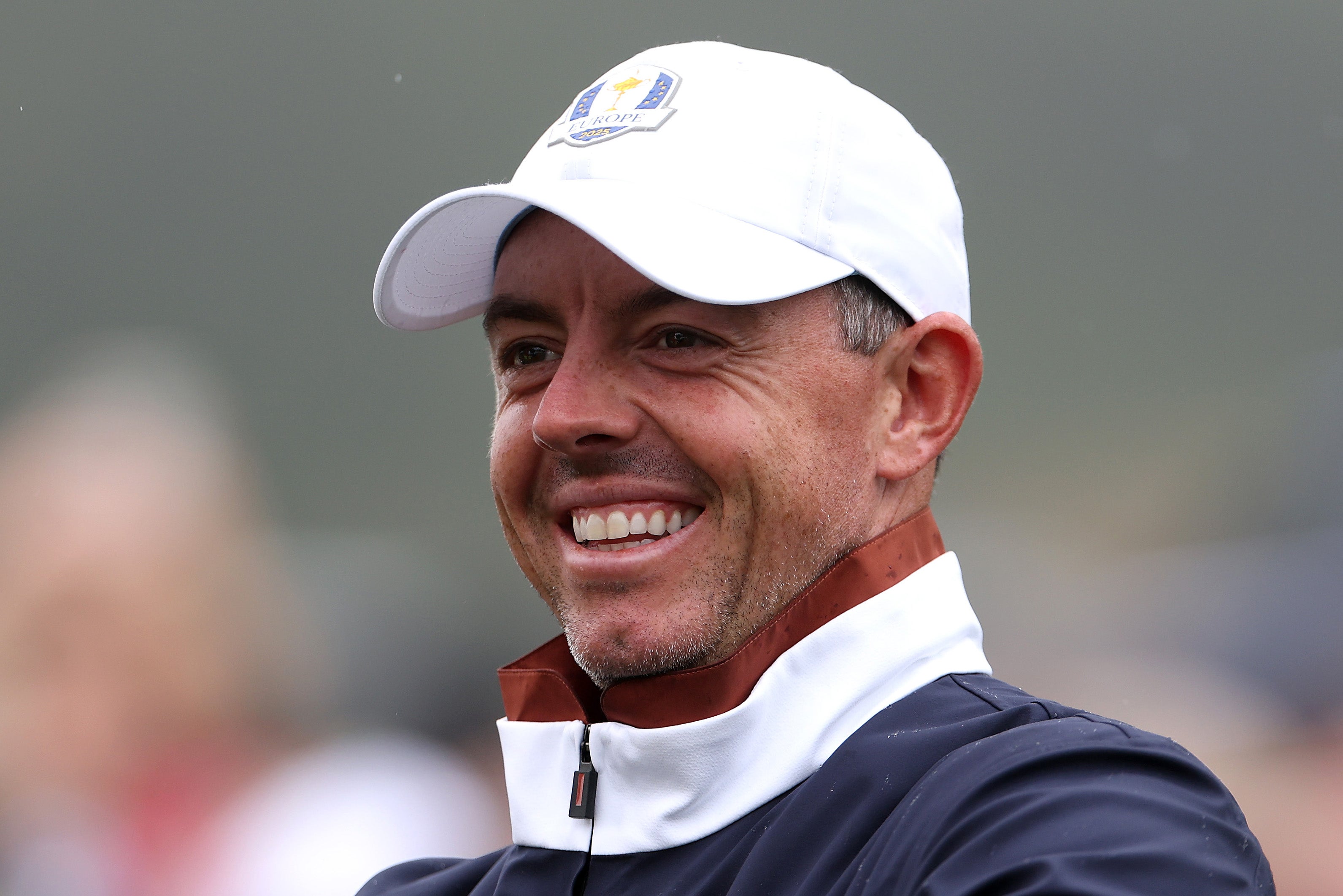 Rory McIlroy of Team Europe se usmívá během tréninku