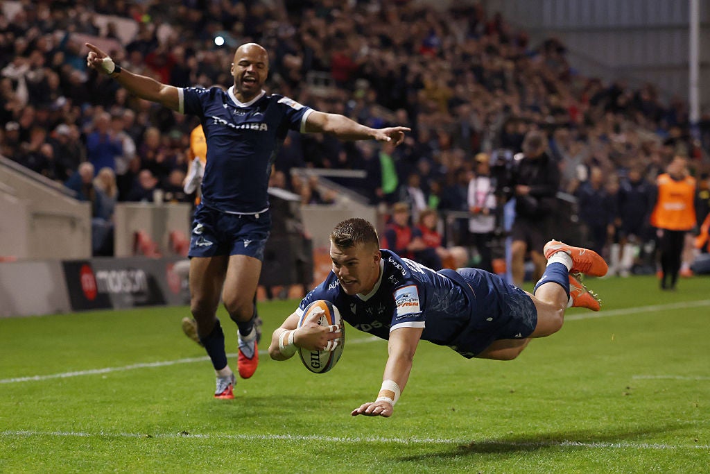 Joe Carpenter scoring Sale's third try