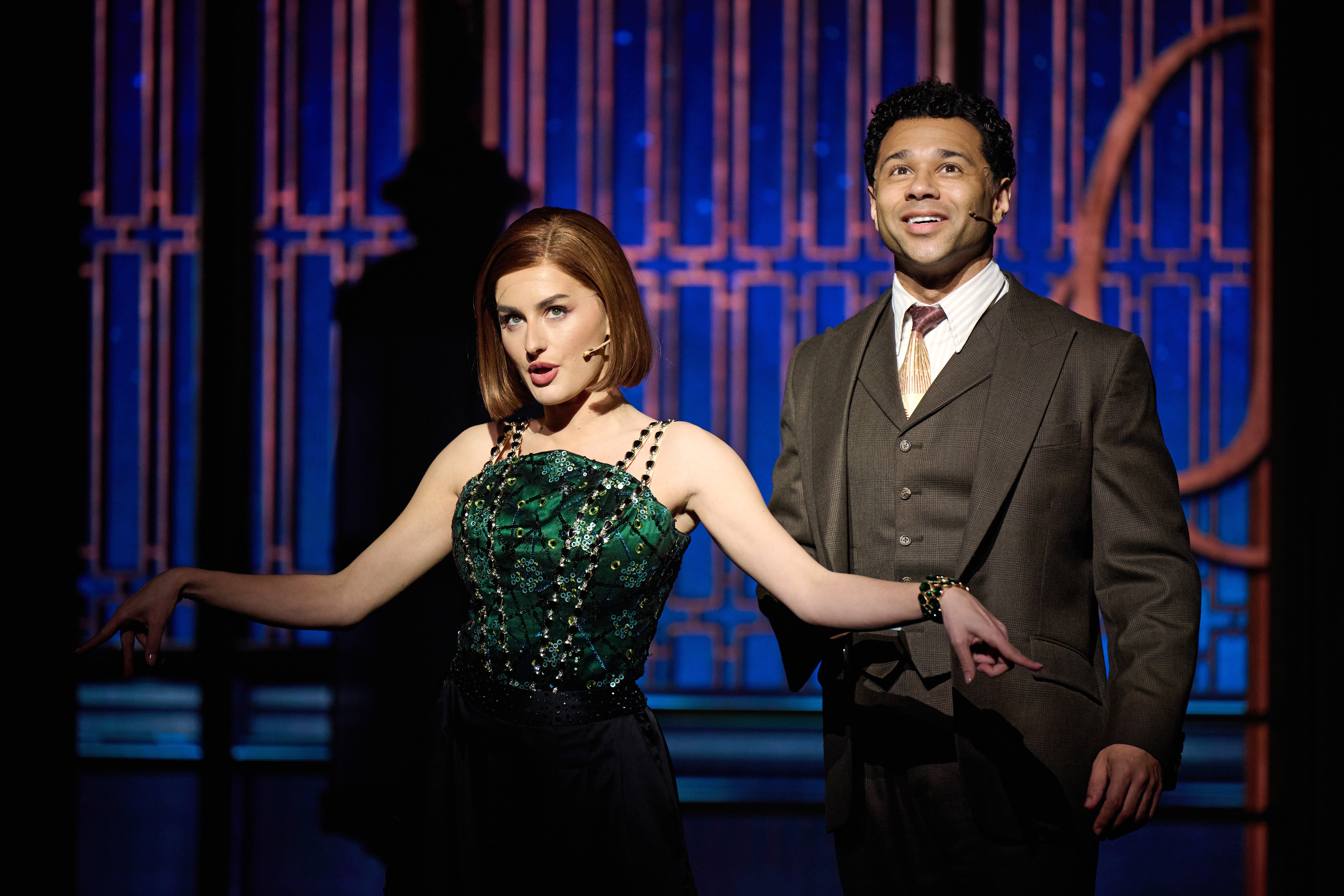 Davies no palco ao lado de Corbin Bleu no musical 'The Great Gatsby'