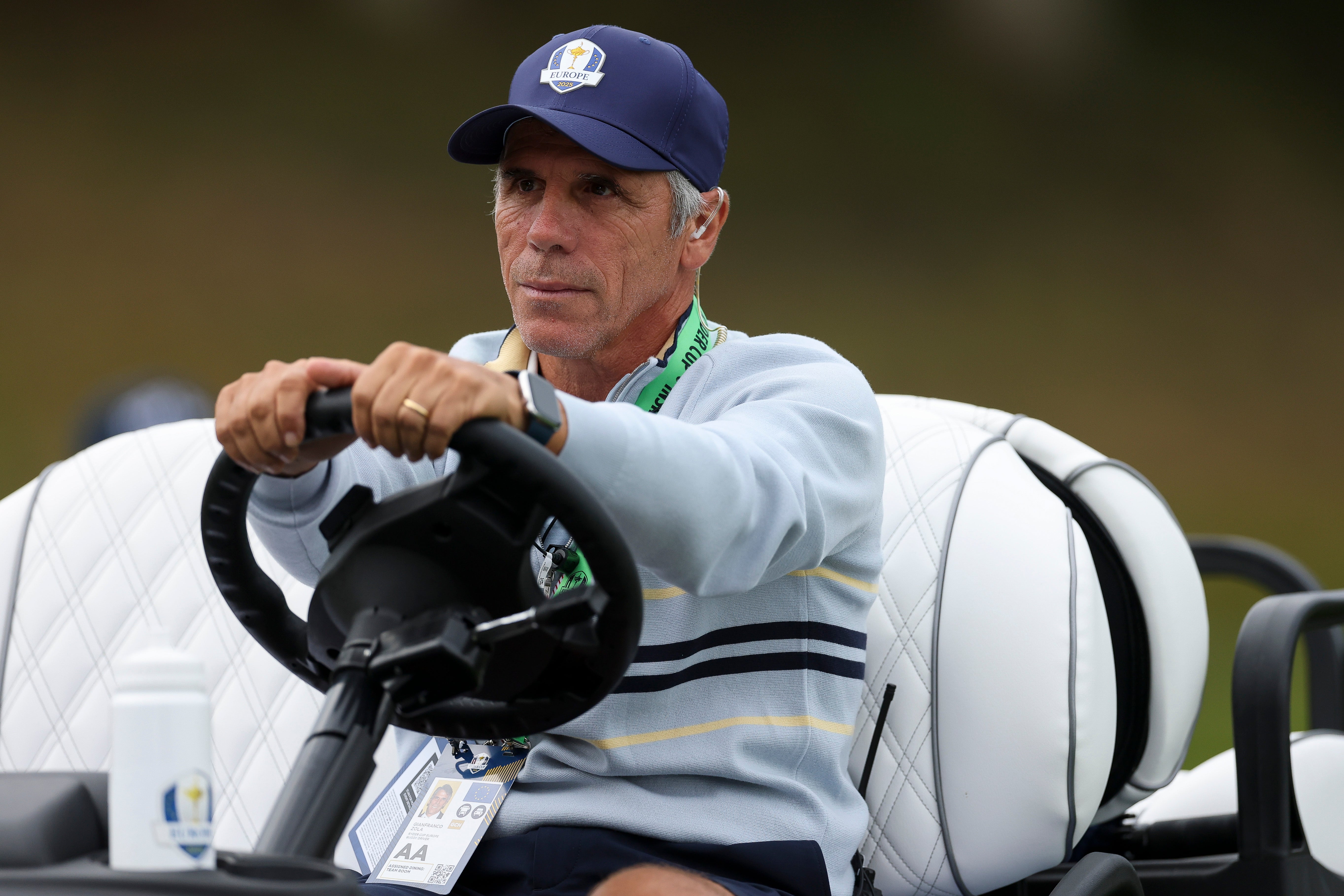 O inesperado novo emprego da lenda do futebol Gianfranco Zola foi uma bela surpresa como o motorista do buggy do jogador de golfe italiano Francesco Molinari. O papel da ex -estrela da Premier League Molinari desembarcou por causa de sua amizade, que estava lá como vice -capitão do Partido Europeu.
