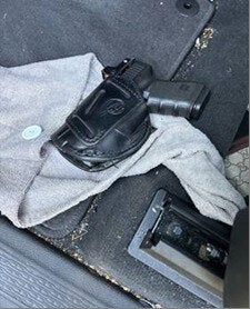 El agente de ICE dice que recuperó una pistola Glock cargada del auto de Roberts después de su arresto.