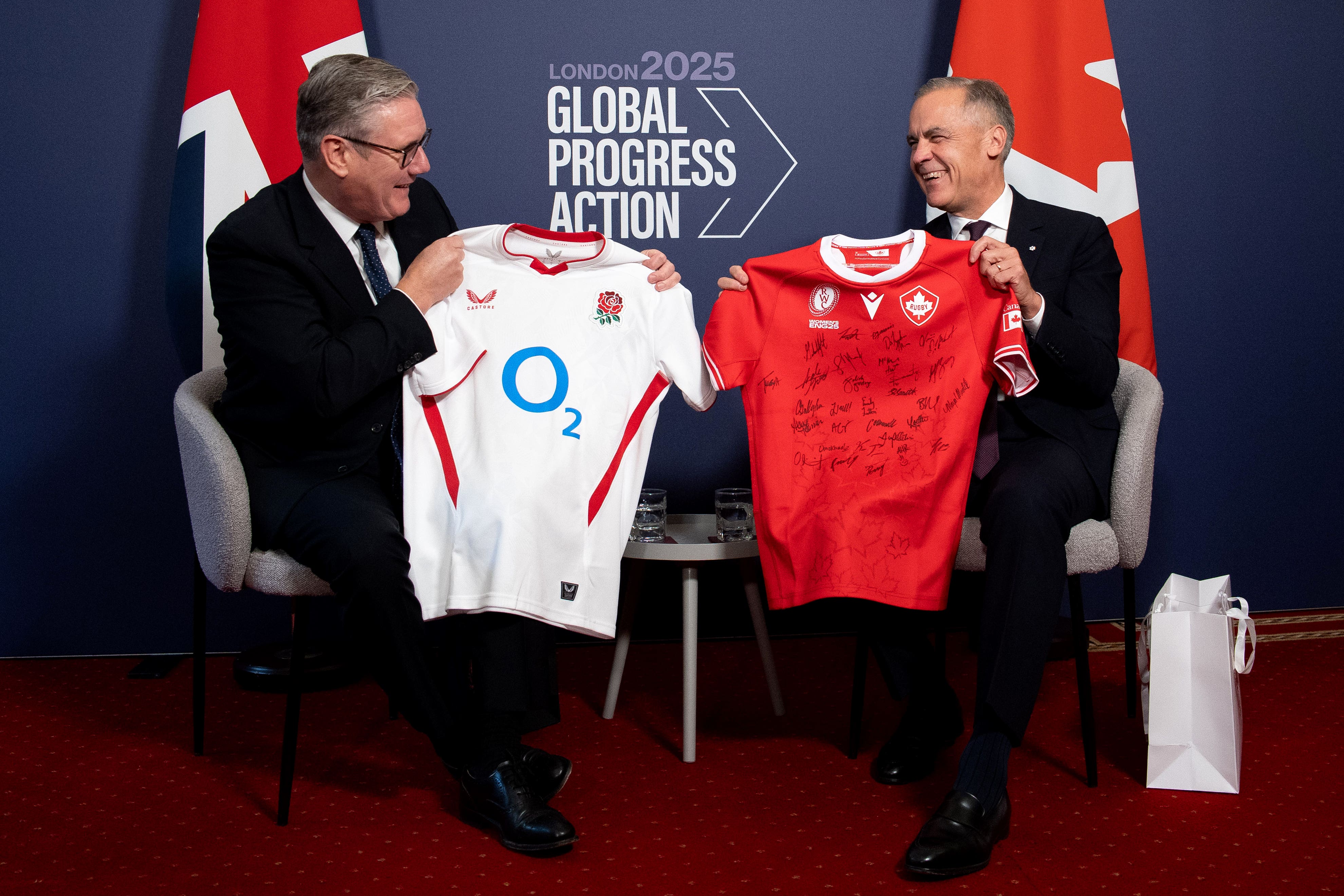 Prime Minister Sir Keir Starmer and Prime Minister of Canada Mark Carney exchange jerseys (Niklas Halle’n/PA)