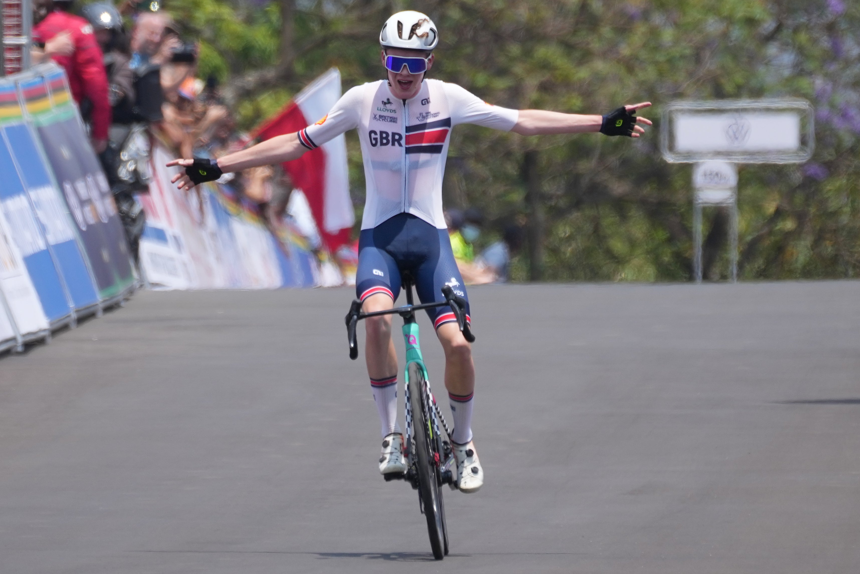 British teenager Harry Hudson wins junior world road race title