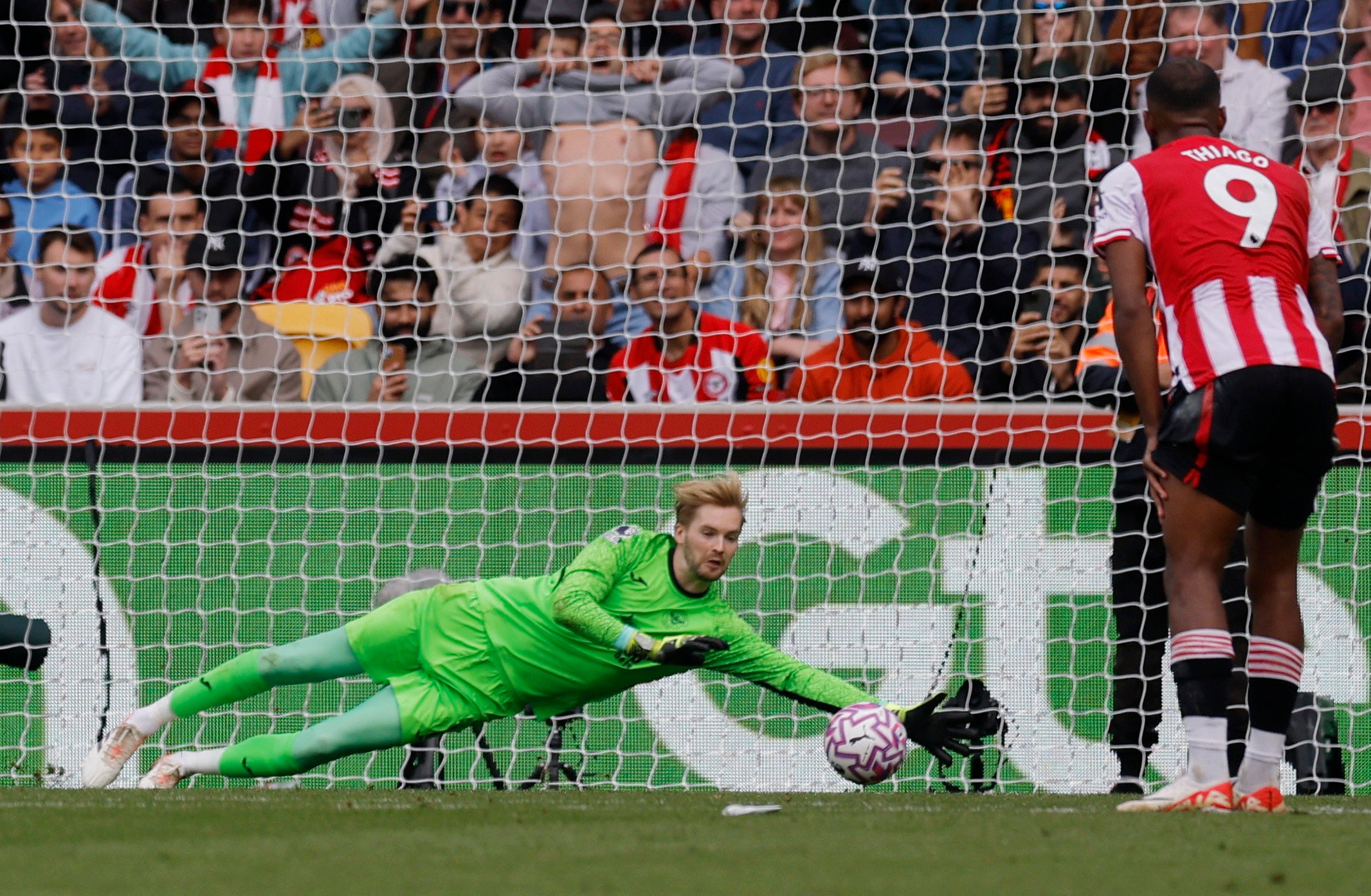 Caoimhin Kelleher popřel Bruno Fernandes z trestného místa