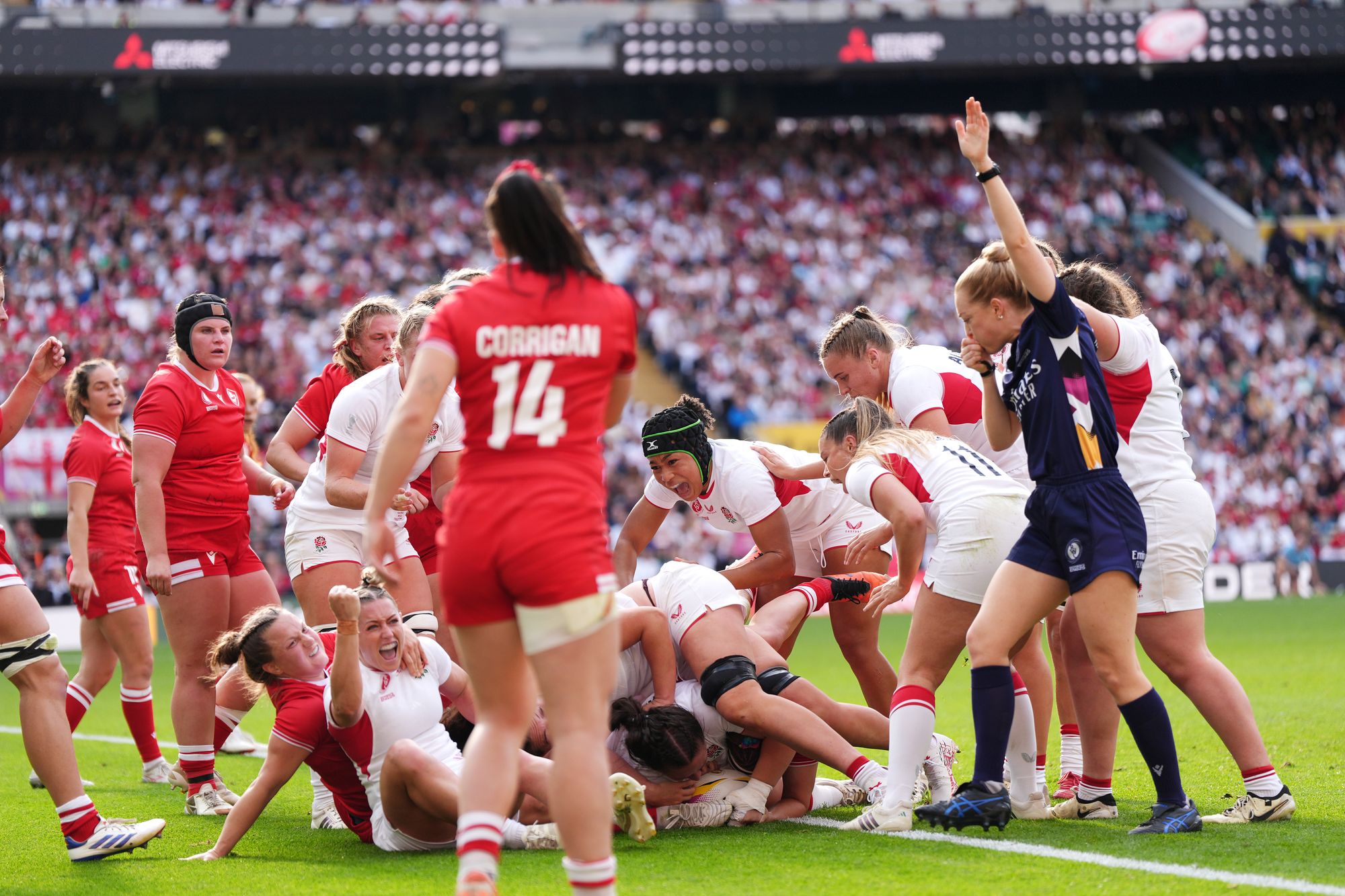 Anglie Scrum a Maul byli dominantní ve Twickenhamu