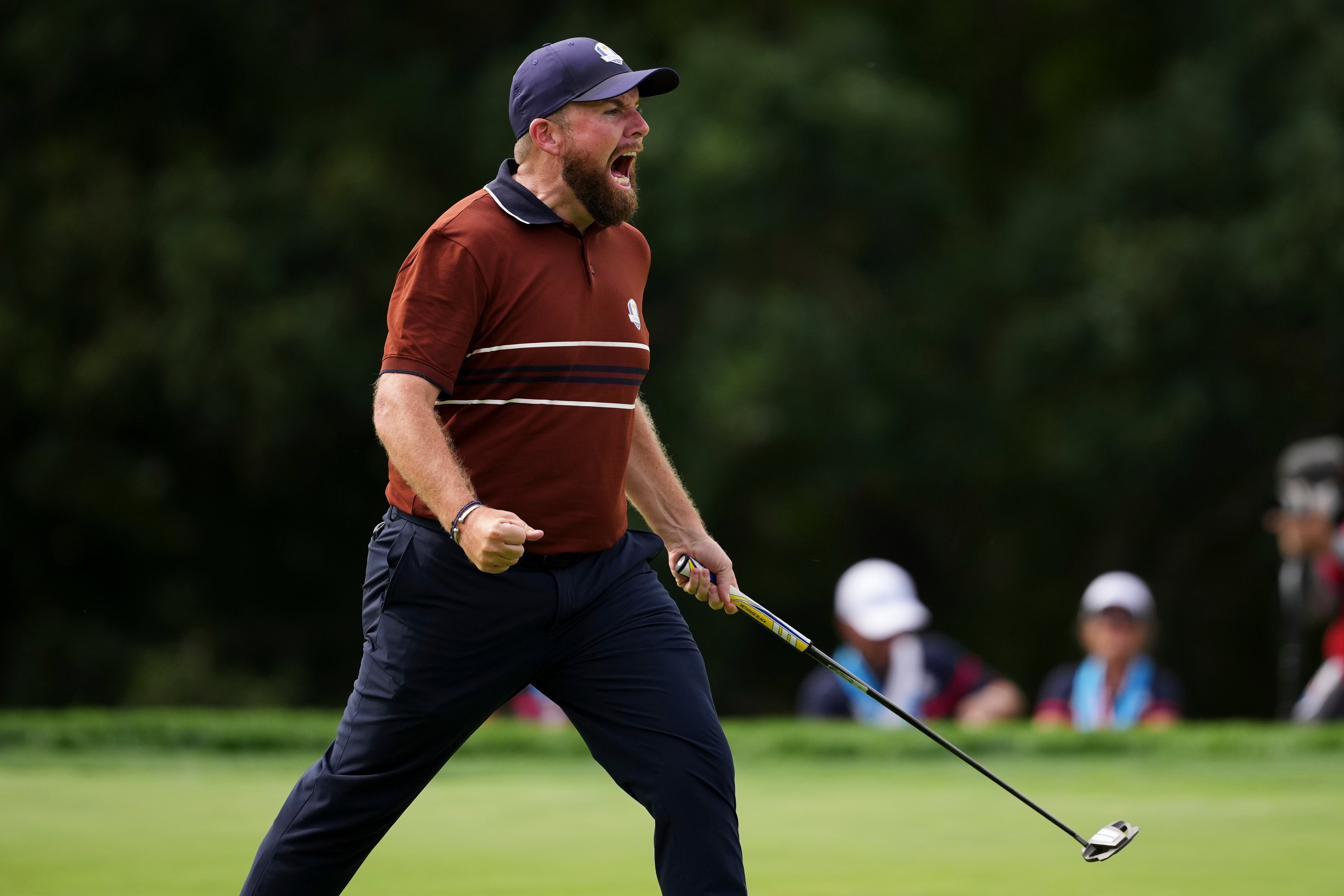 Evropský Shane Lowry slaví po puttu na čtvrté jamce v Bethpage Black