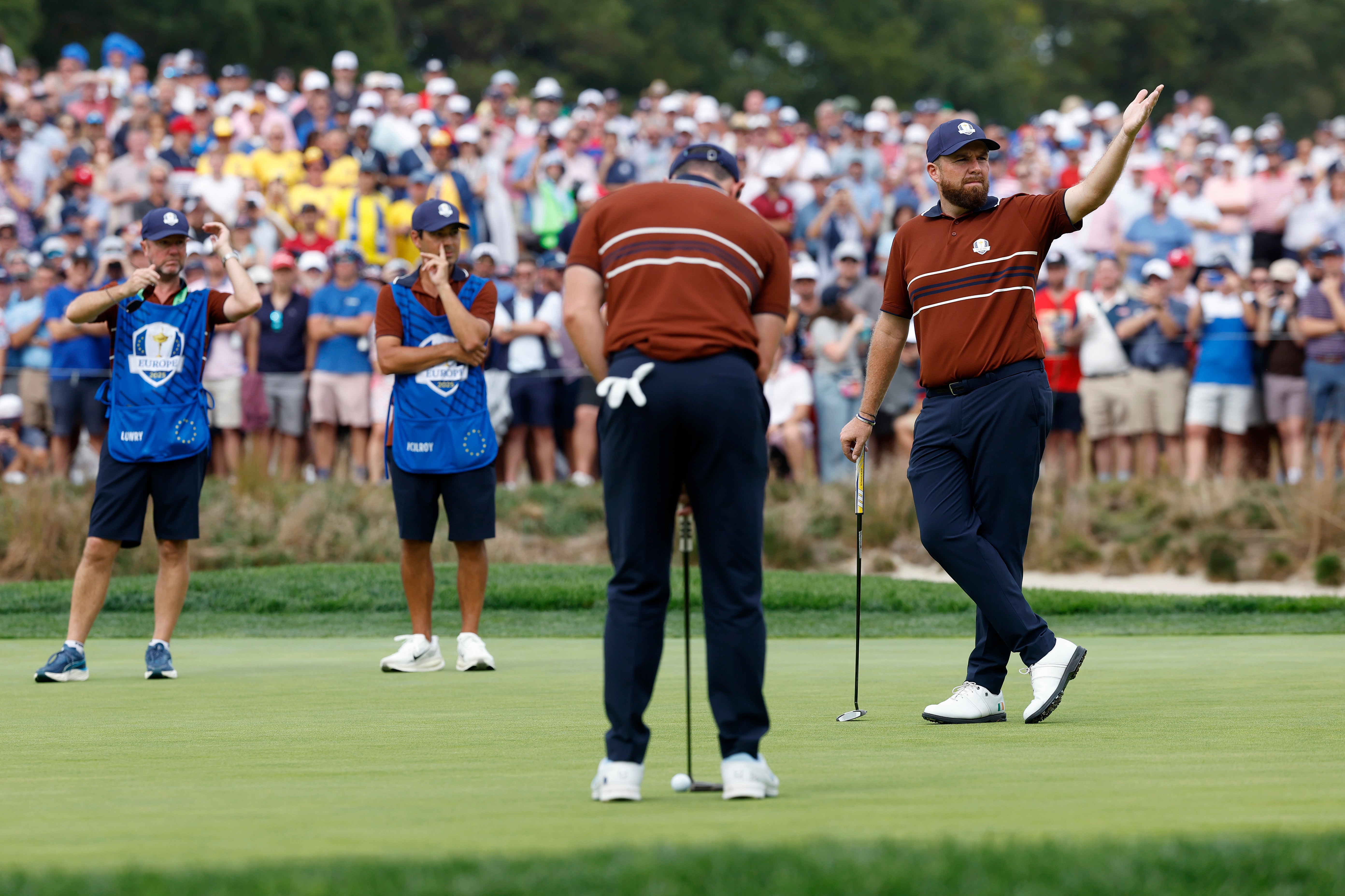 Shane Lowry gesta u hlučných fanoušků, zatímco Rory McIlroyová zarovnává putt