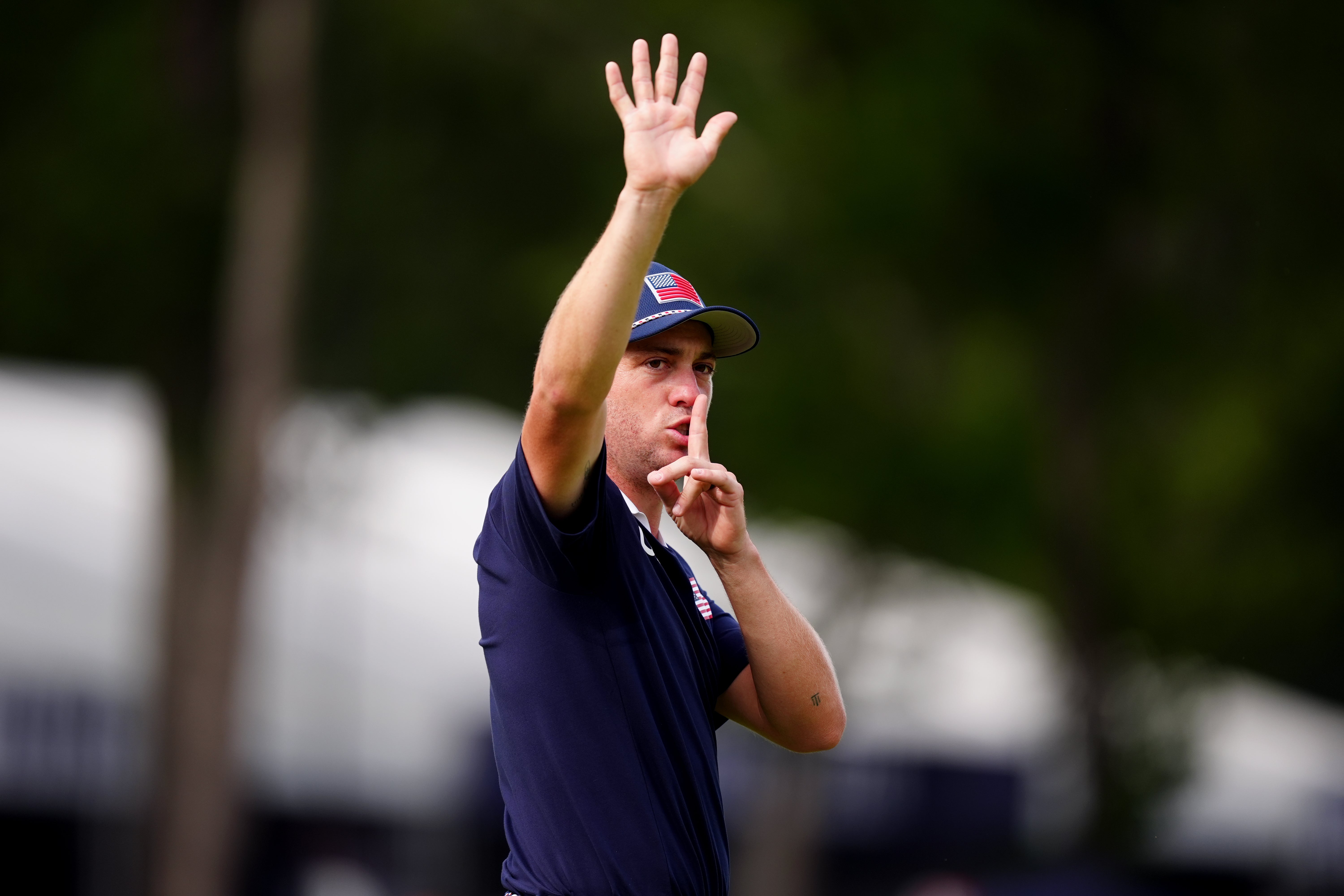 Justin Thomas požadoval klid, když se McIlroy připravil hrát na své výstřely (Mike Egerton/PA)