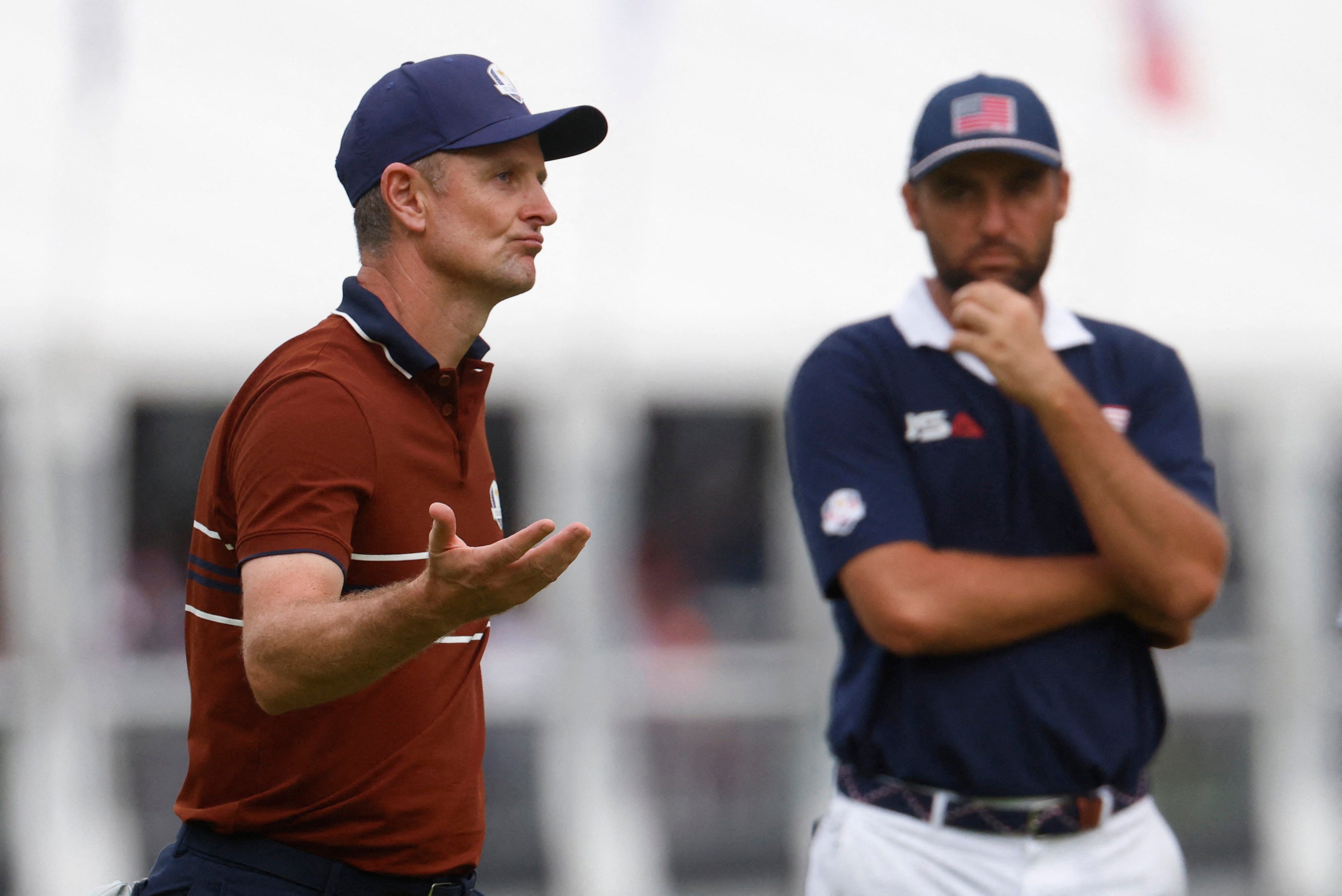 Justin Rose slaví na 15. zelené, když se dívá Scottie Scheffler