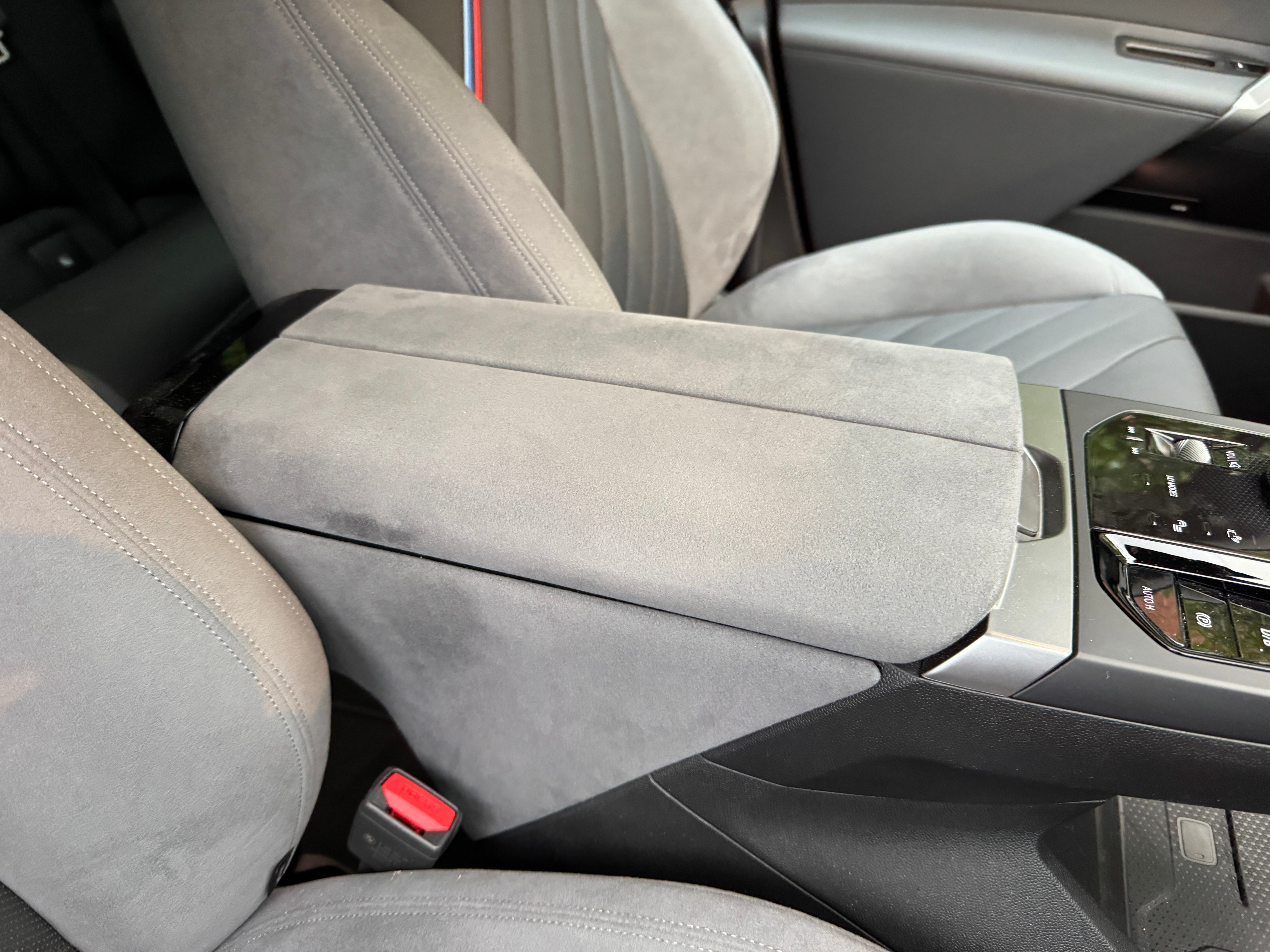 The armrests in the centre of the BMW iX not only cover a storage space, they also warm up your elbow!