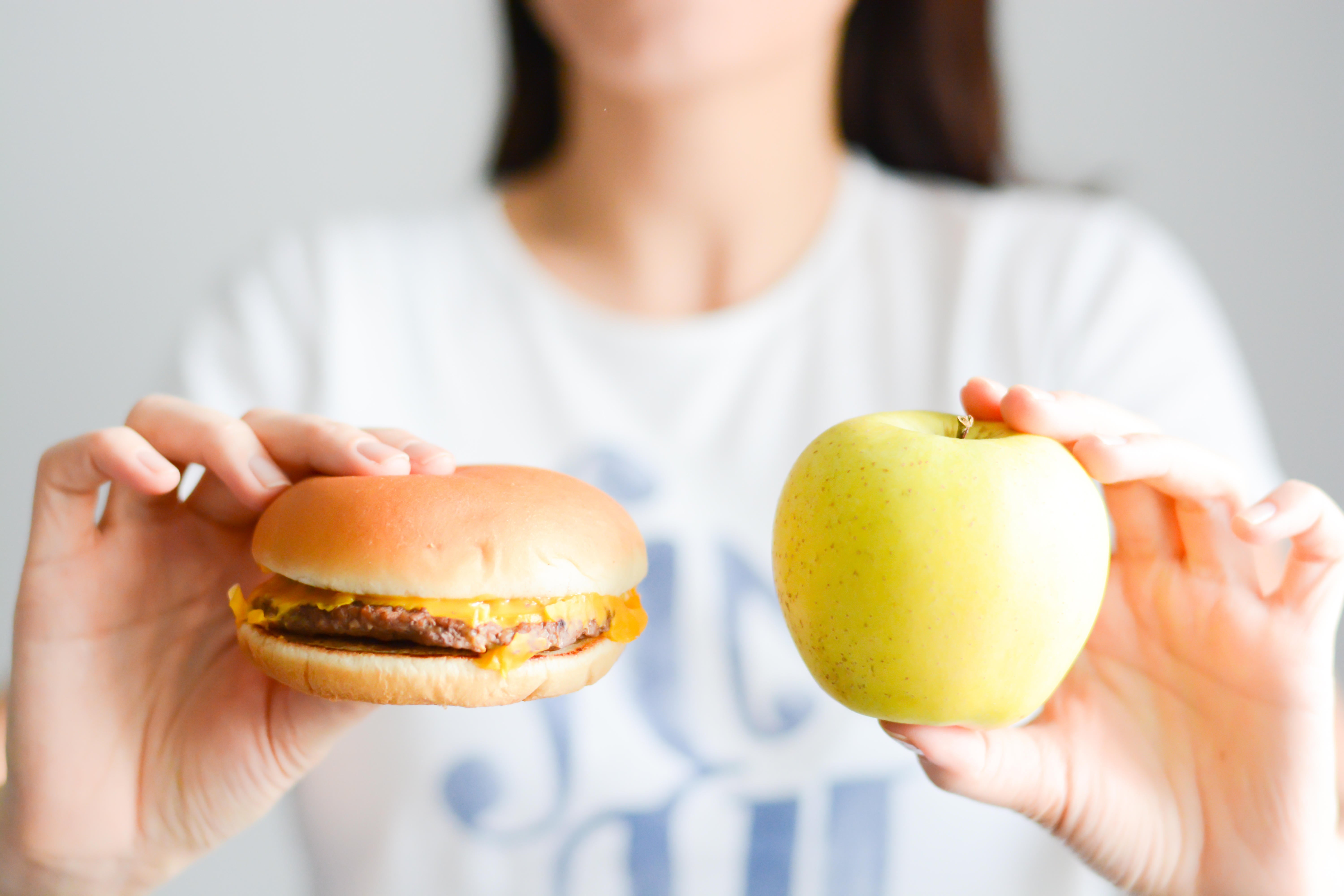 Dieta také vyžaduje omezení přidaných cukrů, nasycených tuků a soli - často se vyskytuje ve zpracovaných potravinách