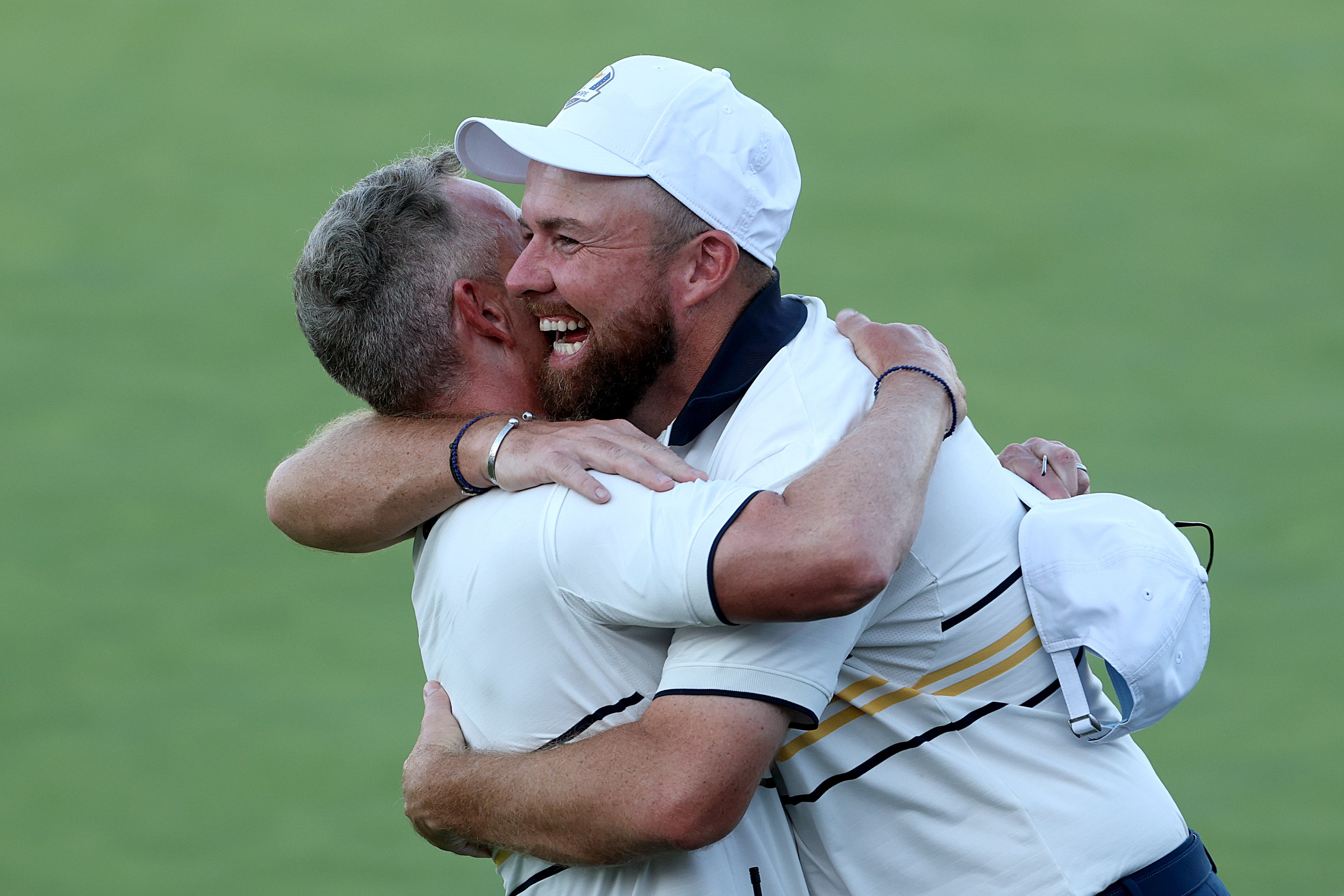 Donald a Shane Lowry z Team Europe objetí
