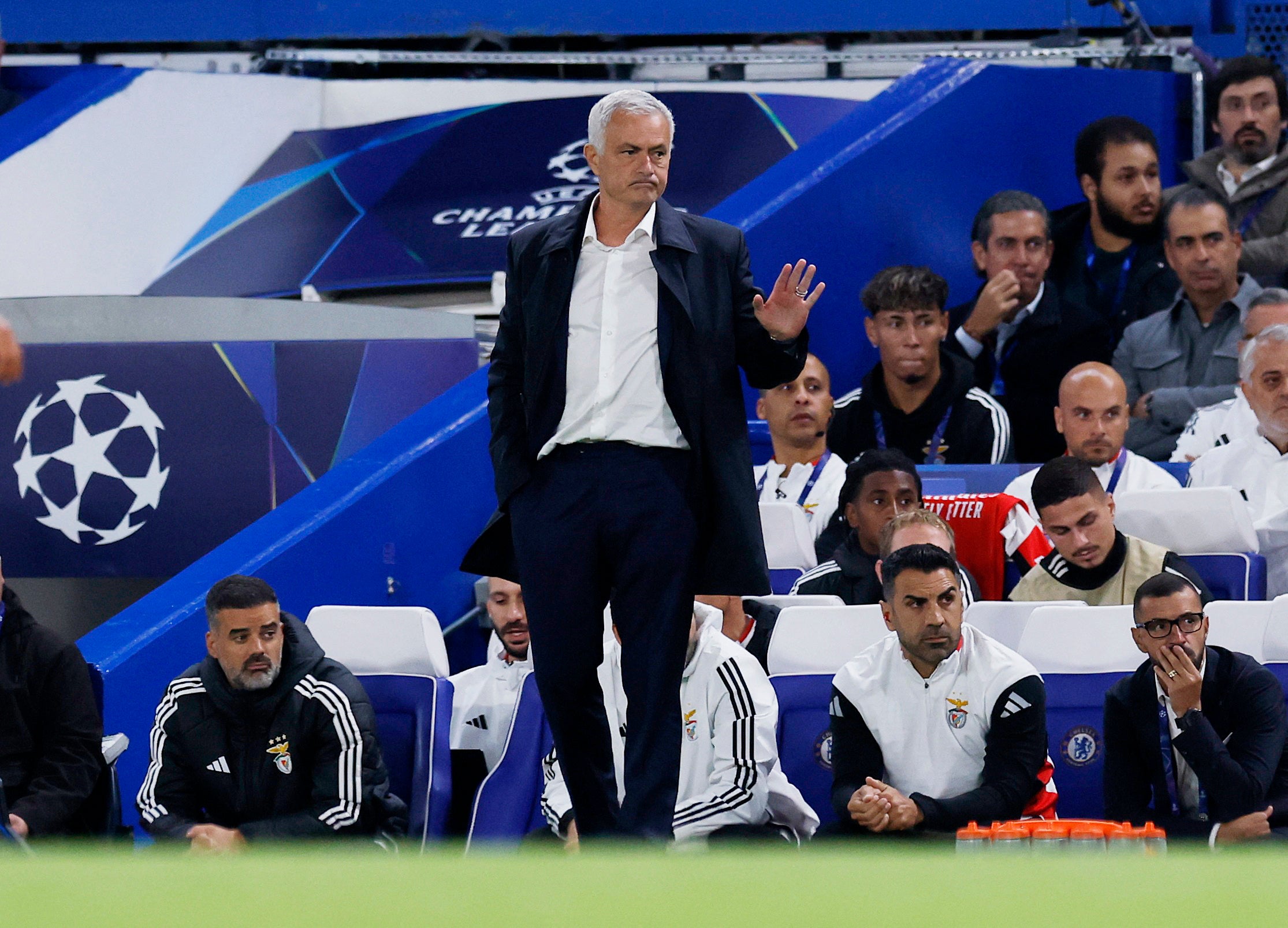 Mourinho dostal žlutou kartu, když Benfica protestoval proti rozhodnutí druhé poloviny, které proti nim šlo
