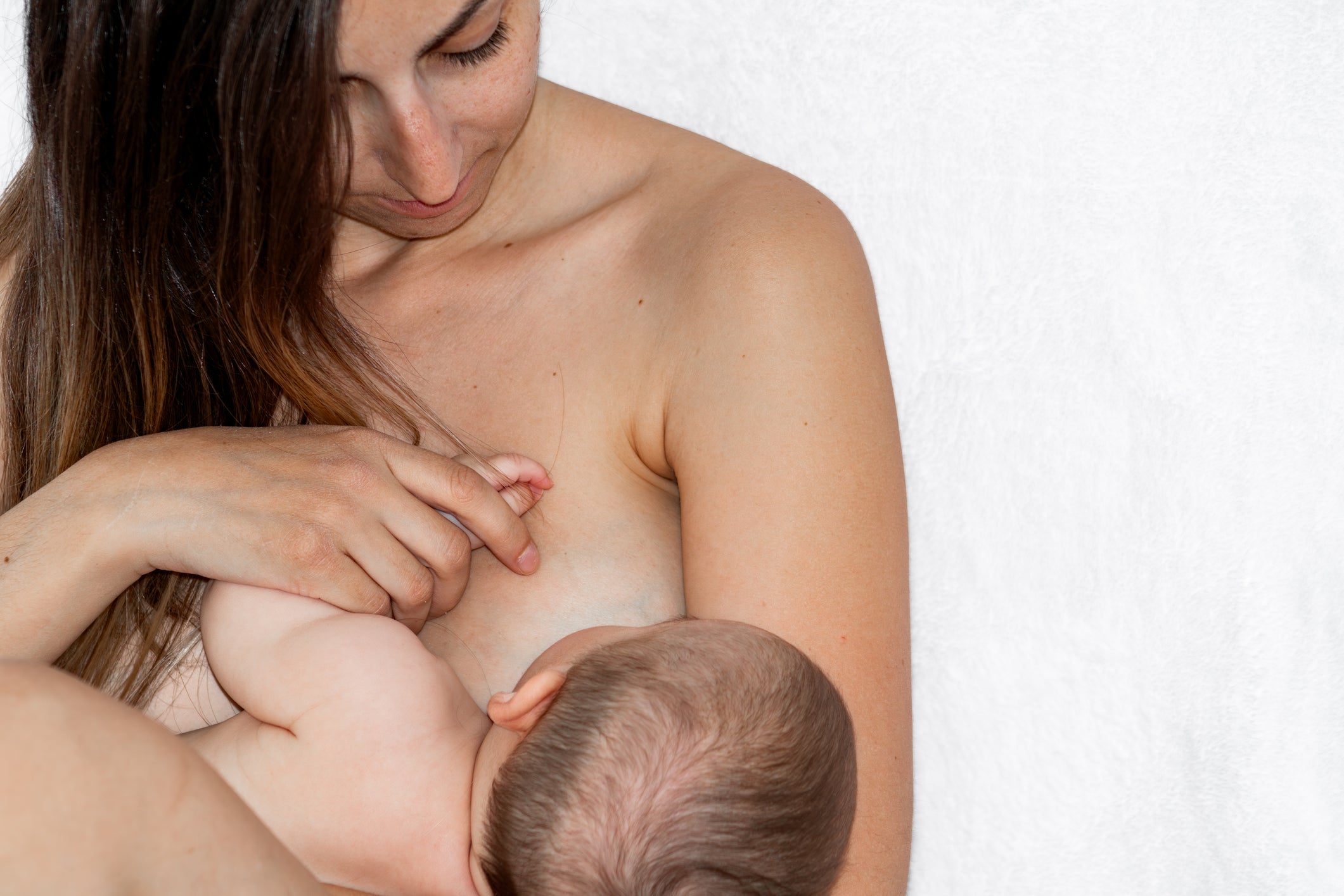 Nový web Frida Uncensored ukazuje maminky, jak zacházet s prasklými bradavkami a uzdravit poporodní vaginu v explicitních videích